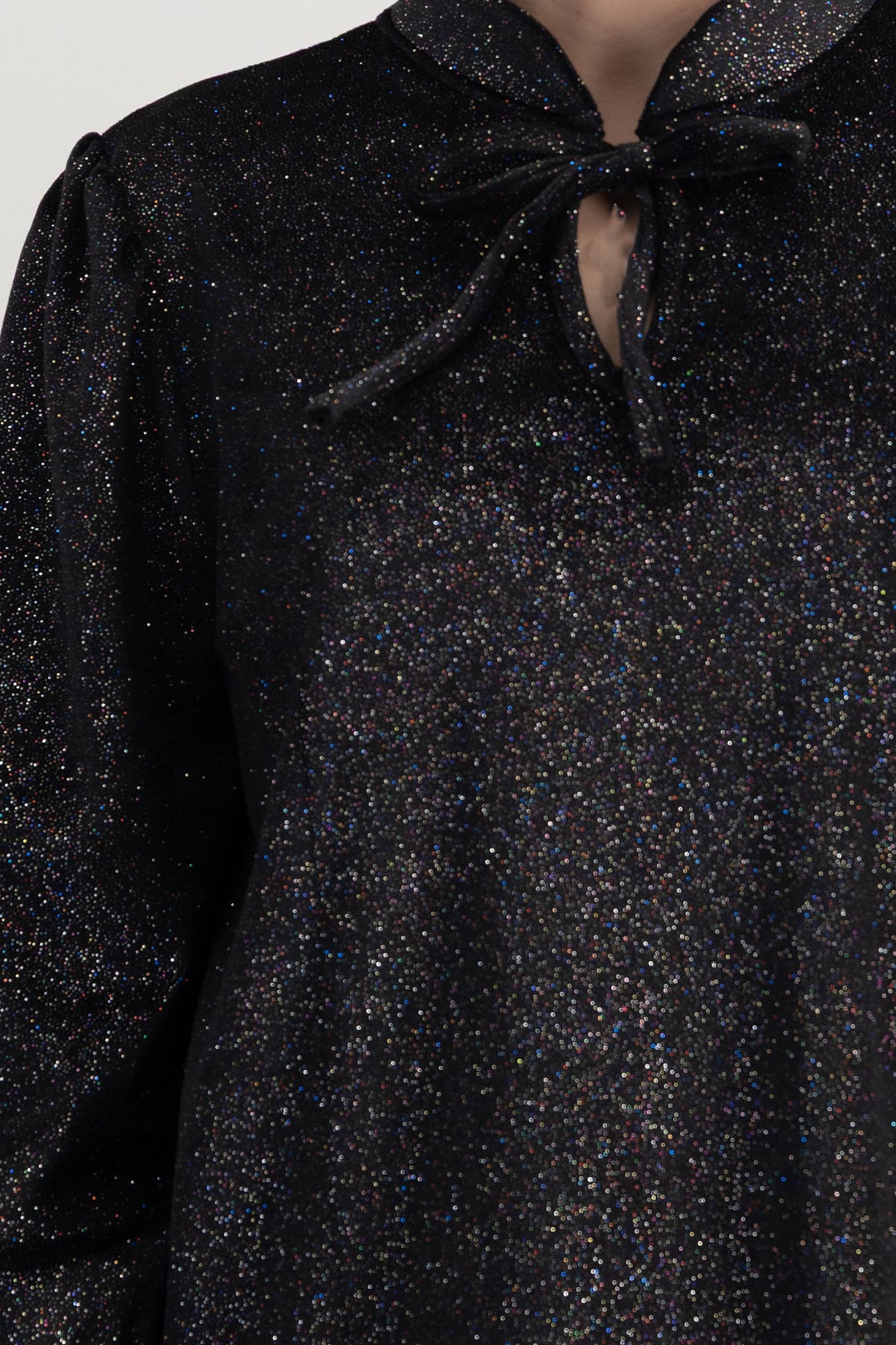 Fekete csillogó bársony blúz, enyhén bő szabással és fodros ujjakkal – StarShinerS 4 - StarShinerS.hu
