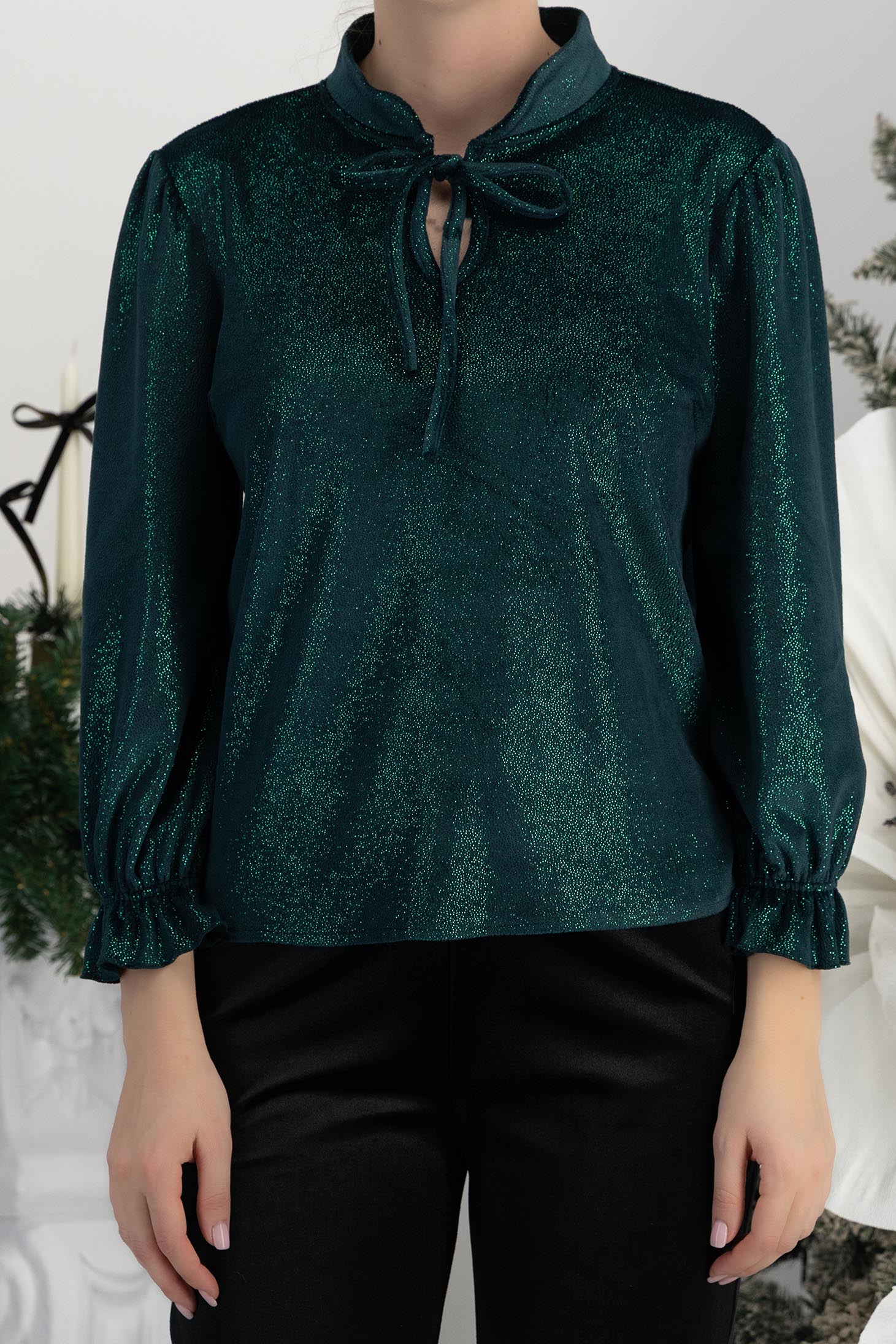 Zöld csillogó bársony blúz, enyhén bő szabással és fodros ujjakkal – StarShinerS 5 - StarShinerS.hu