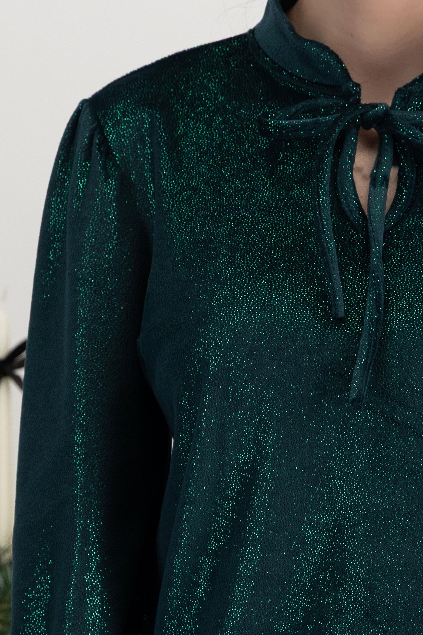 Zöld csillogó bársony blúz, enyhén bő szabással és fodros ujjakkal – StarShinerS 4 - StarShinerS.hu