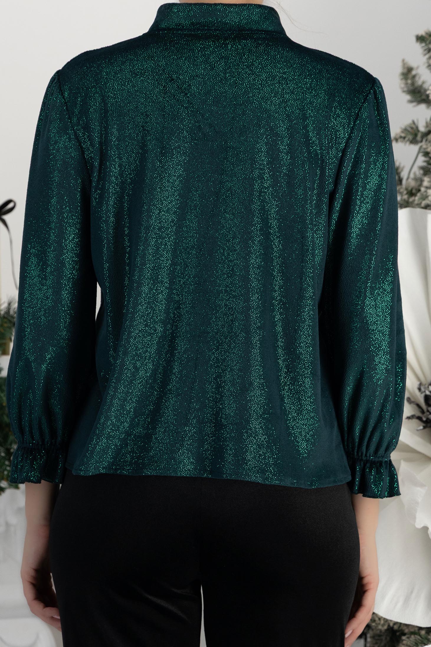 Zöld csillogó bársony blúz, enyhén bő szabással és fodros ujjakkal – StarShinerS 6 - StarShinerS.hu