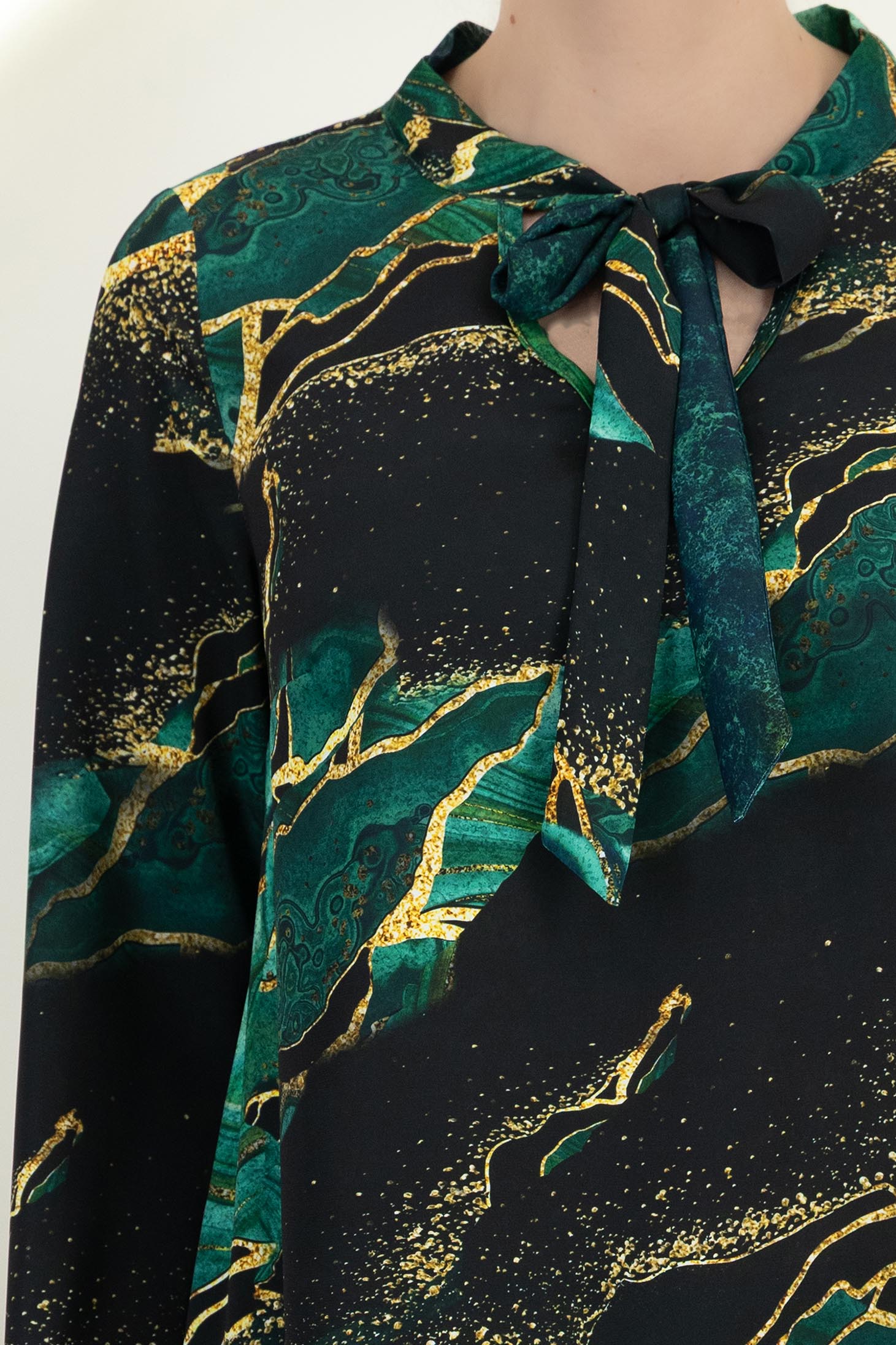 Női blúz folyékony anyagból, zöld mintás, bő szabású, sálgallérral – StarShinerS 4 - StarShinerS.hu