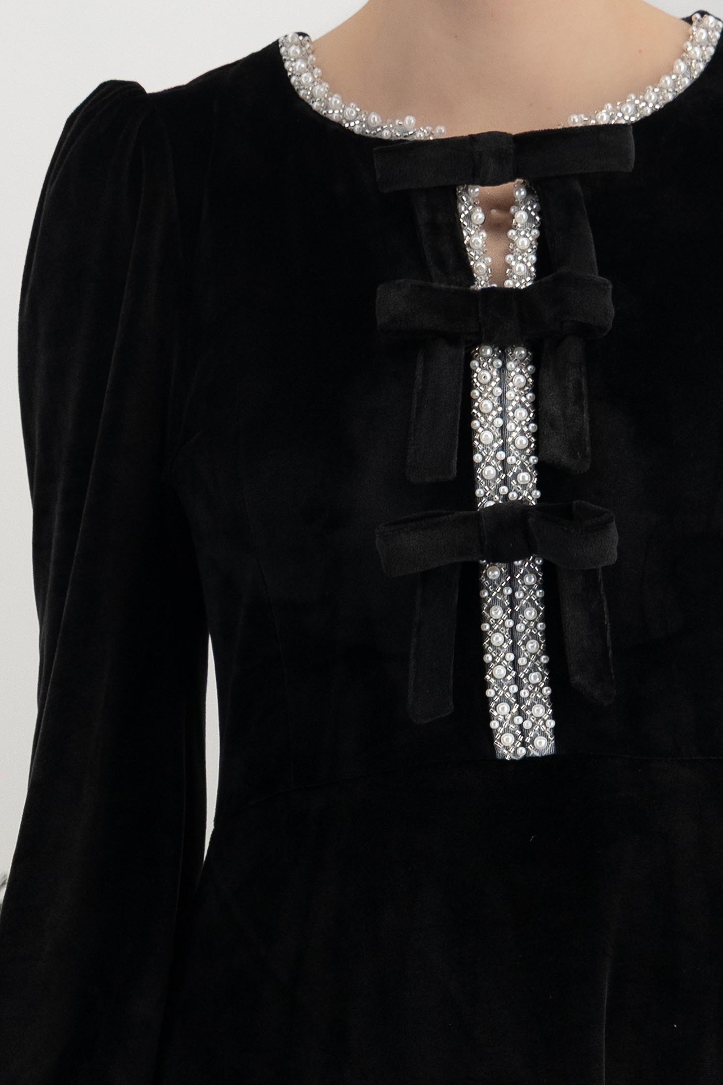 Fekete bársony midi, A-vonalú ruha, elöl masnikkal és strasszkövekkel díszítv 5 - StarShinerS.hu