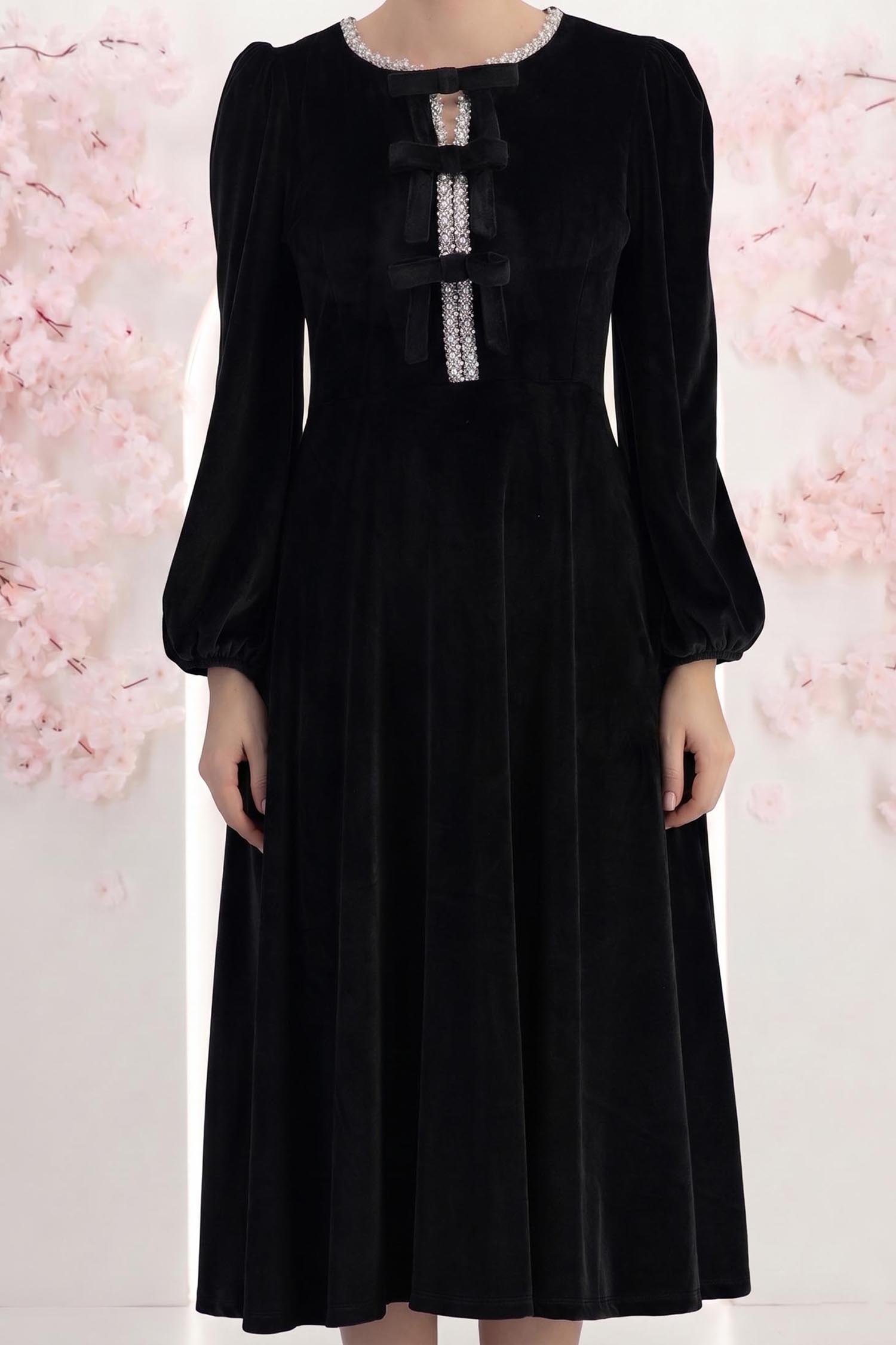 Rochie din catifea neagra midi in clos accesorizata cu fundite si pietre strass frontal 5 - StarShinerS.ro