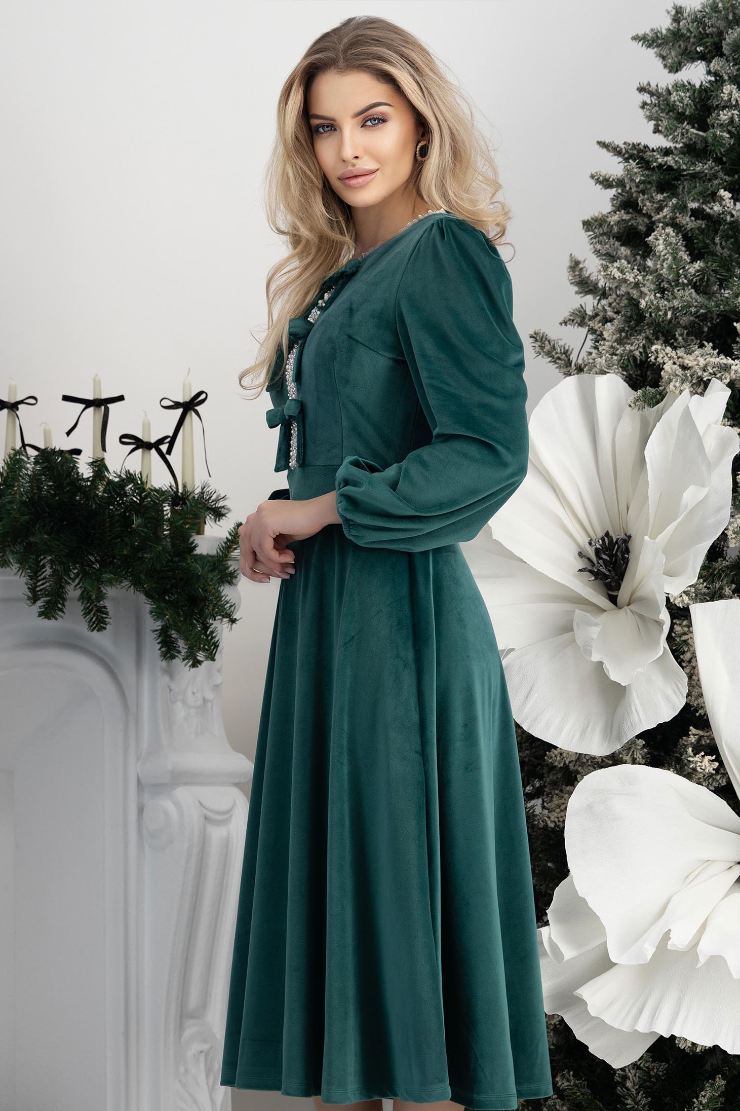 Sötétzöld bársony midi, A-vonalú ruha, elöl masnikkal és strasszkövekkel díszítv 2 - StarShinerS.hu