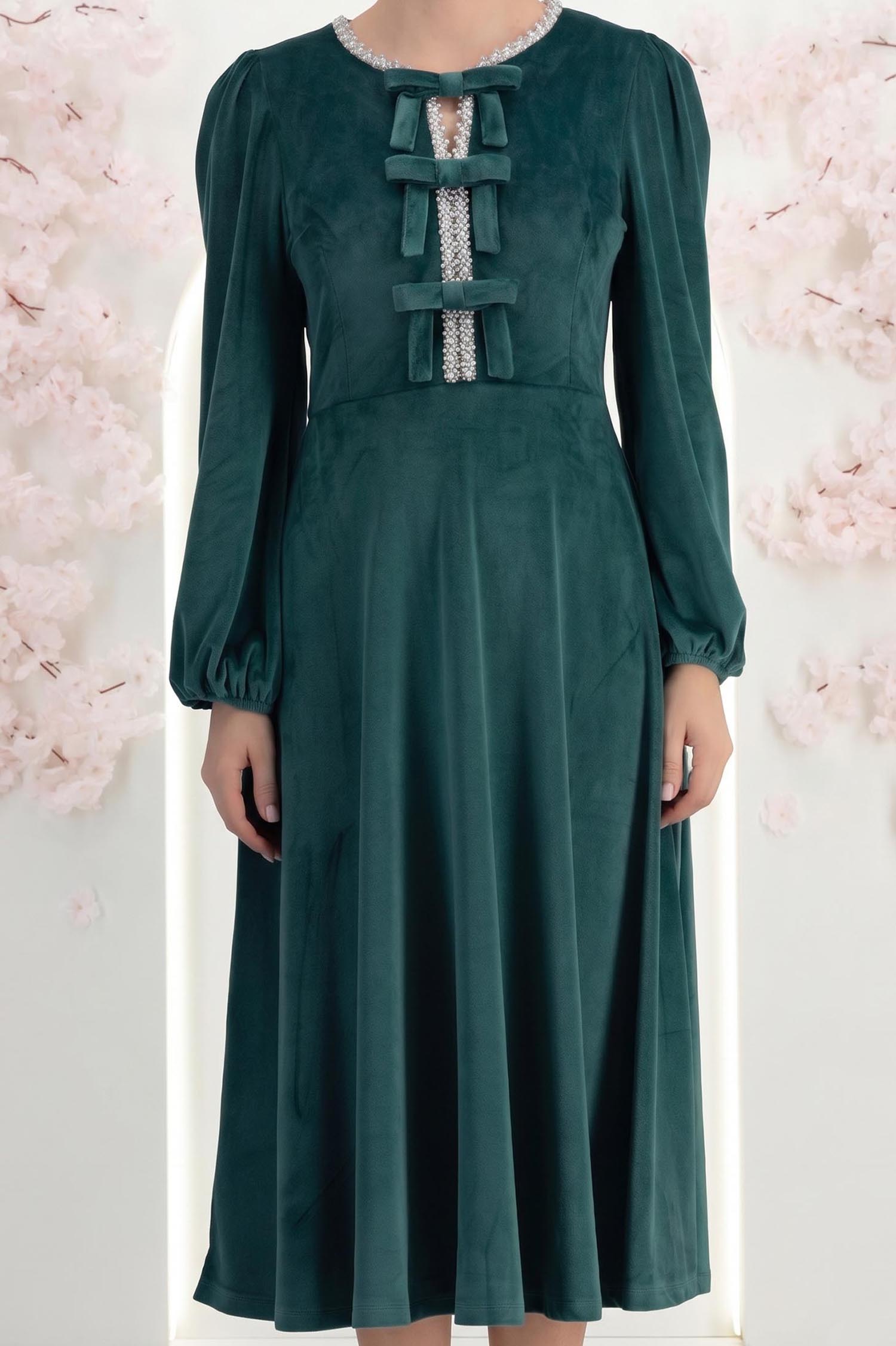 Rochie din catifea verde-inchis midi in clos accesorizata cu fundite si pietre strass frontal 4 - StarShinerS.ro