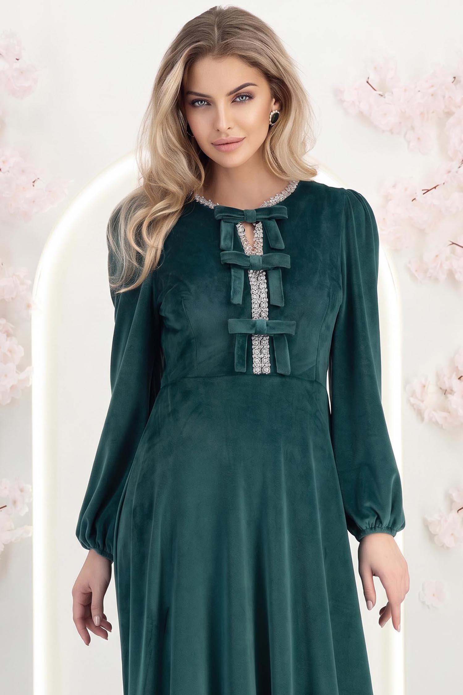StarShinerS.ro Rochie din catifea verde-inchis midi in clos accesorizata cu fundite si pietre strass frontal