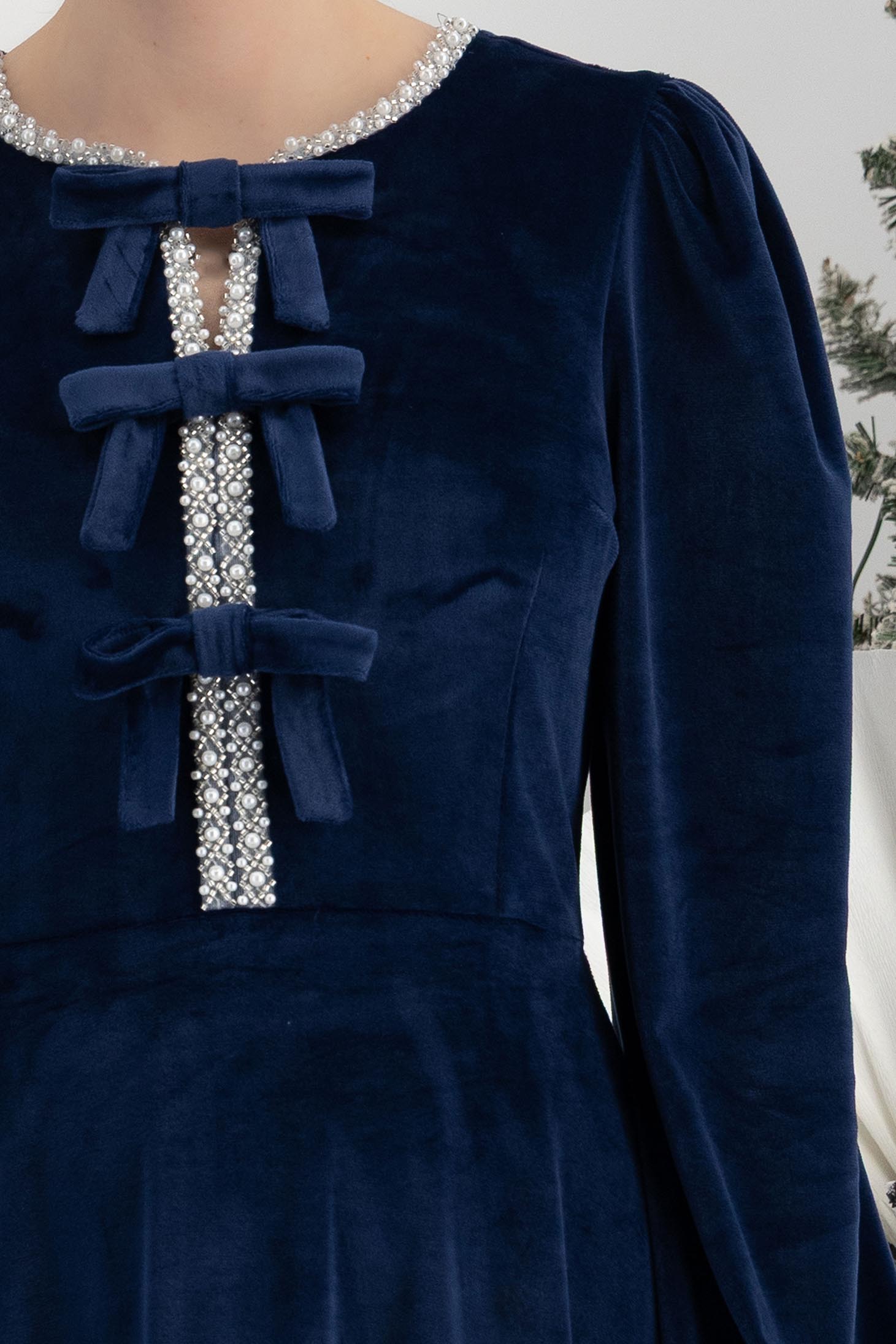 Sötétkék bársony midi, A-vonalú ruha, elöl masnikkal és strasszkövekkel díszítv 5 - StarShinerS.hu