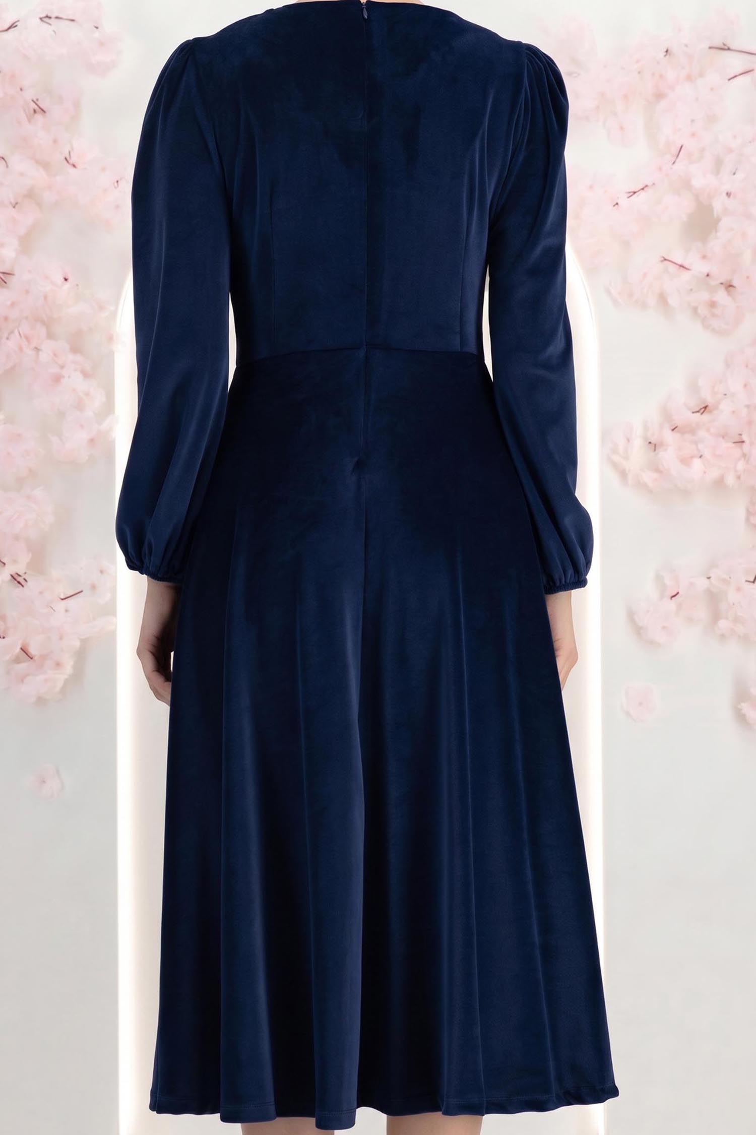 Rochie din catifea bleumarin midi in clos accesorizata cu fundite si pietre strass frontal 5 - StarShinerS.ro