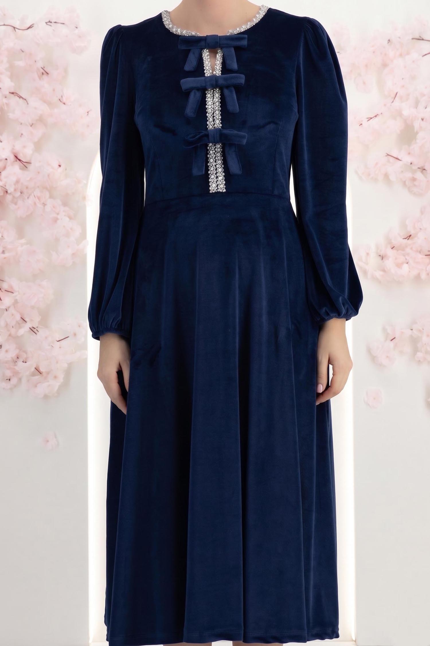 Rochie din catifea bleumarin midi in clos accesorizata cu fundite si pietre strass frontal 4 - StarShinerS.ro