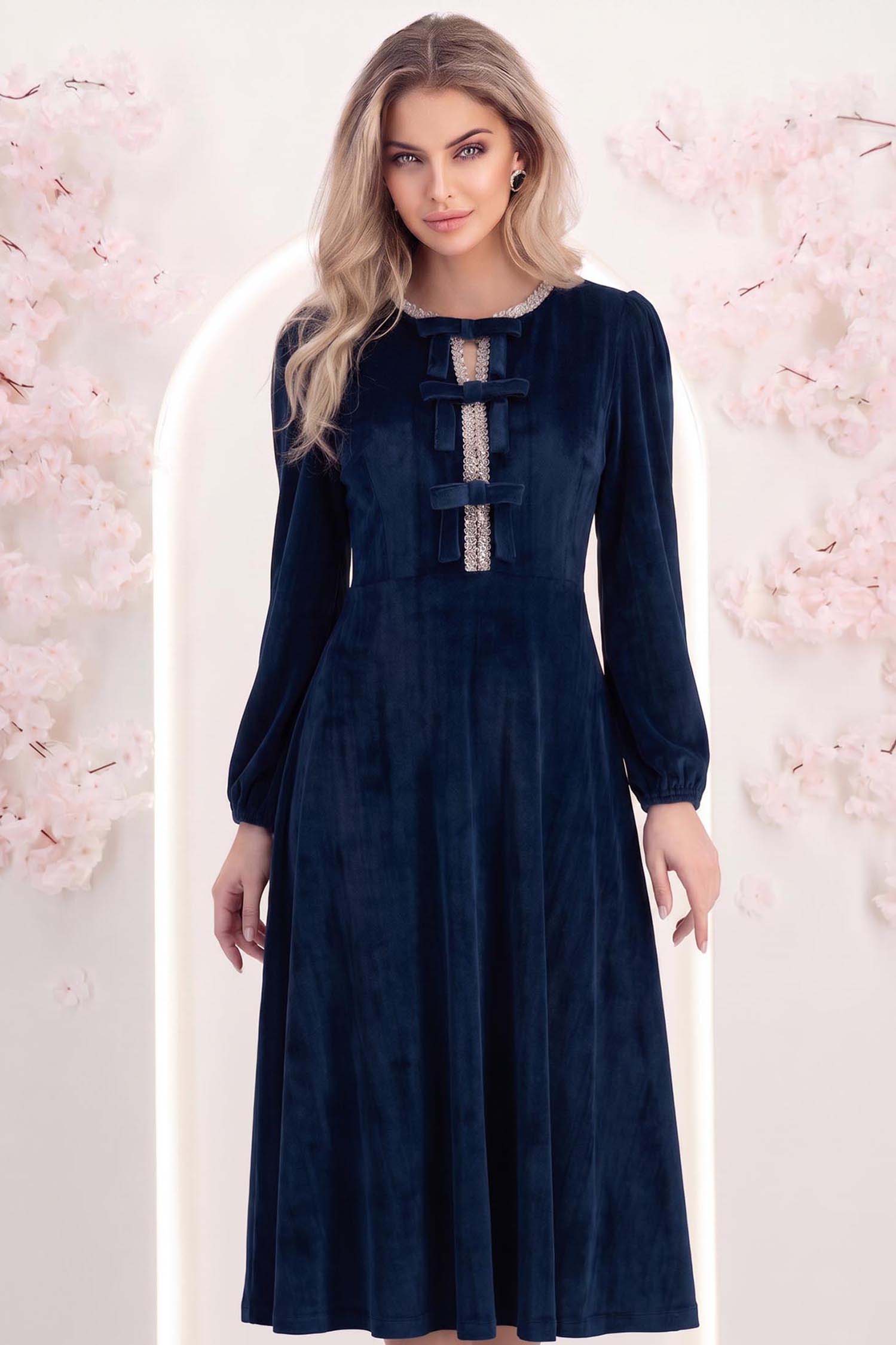 StarShinerS.ro Rochie din catifea bleumarin midi in clos accesorizata cu fundite si pietre strass frontal