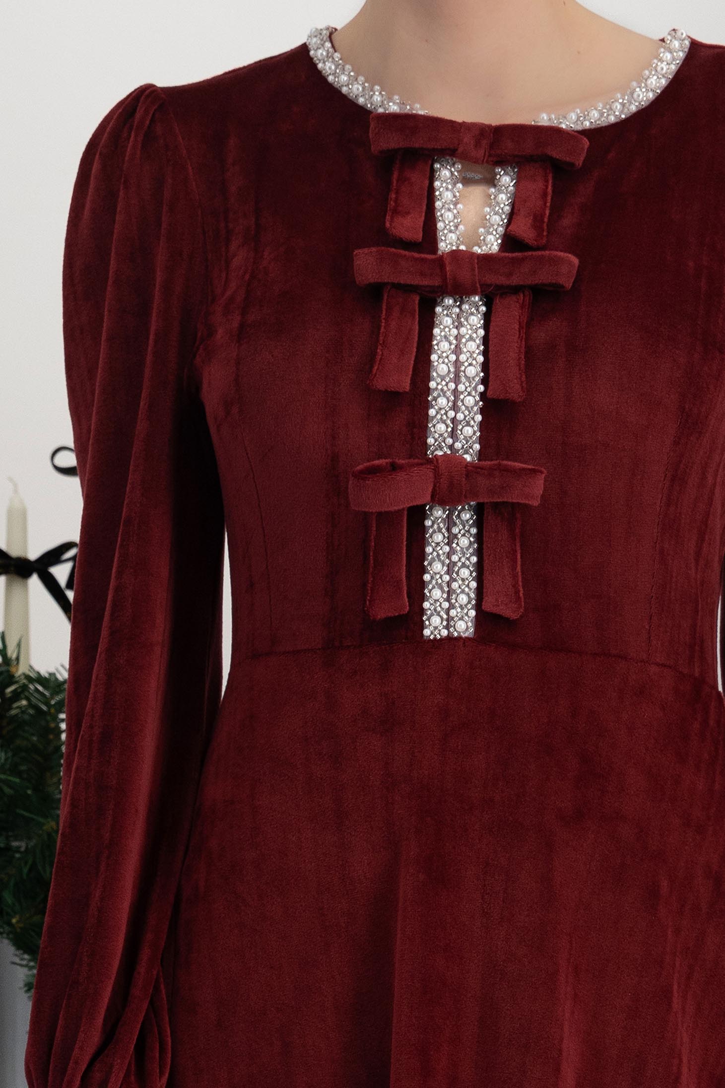 Burgundy bársony midi, A-vonalú ruha, elöl masnikkal és strasszkövekkel díszítv 5 - StarShinerS.hu