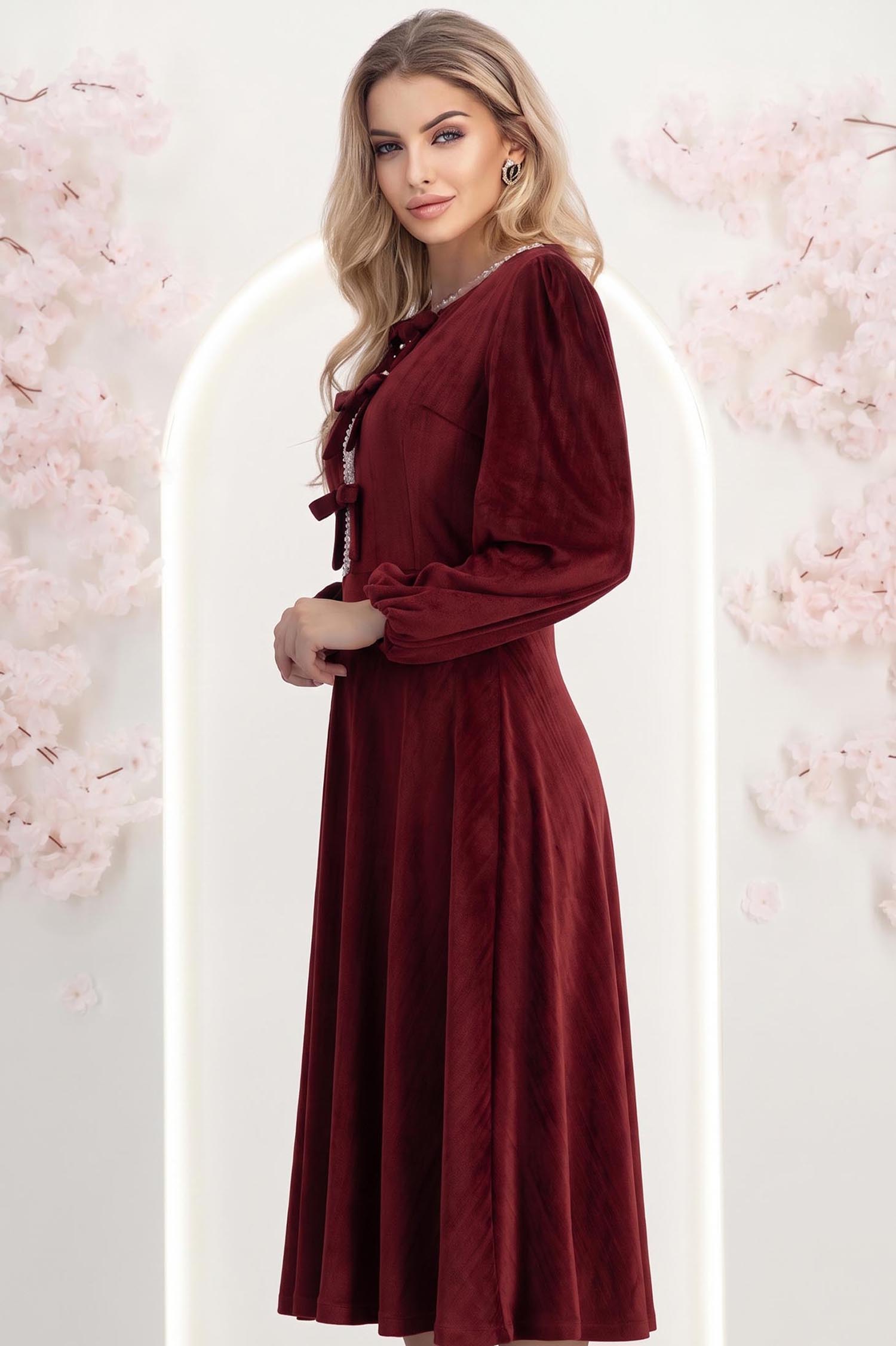 Rochie din catifea visinie midi in clos accesorizata cu fundite si pietre strass frontal 2 - StarShinerS.ro