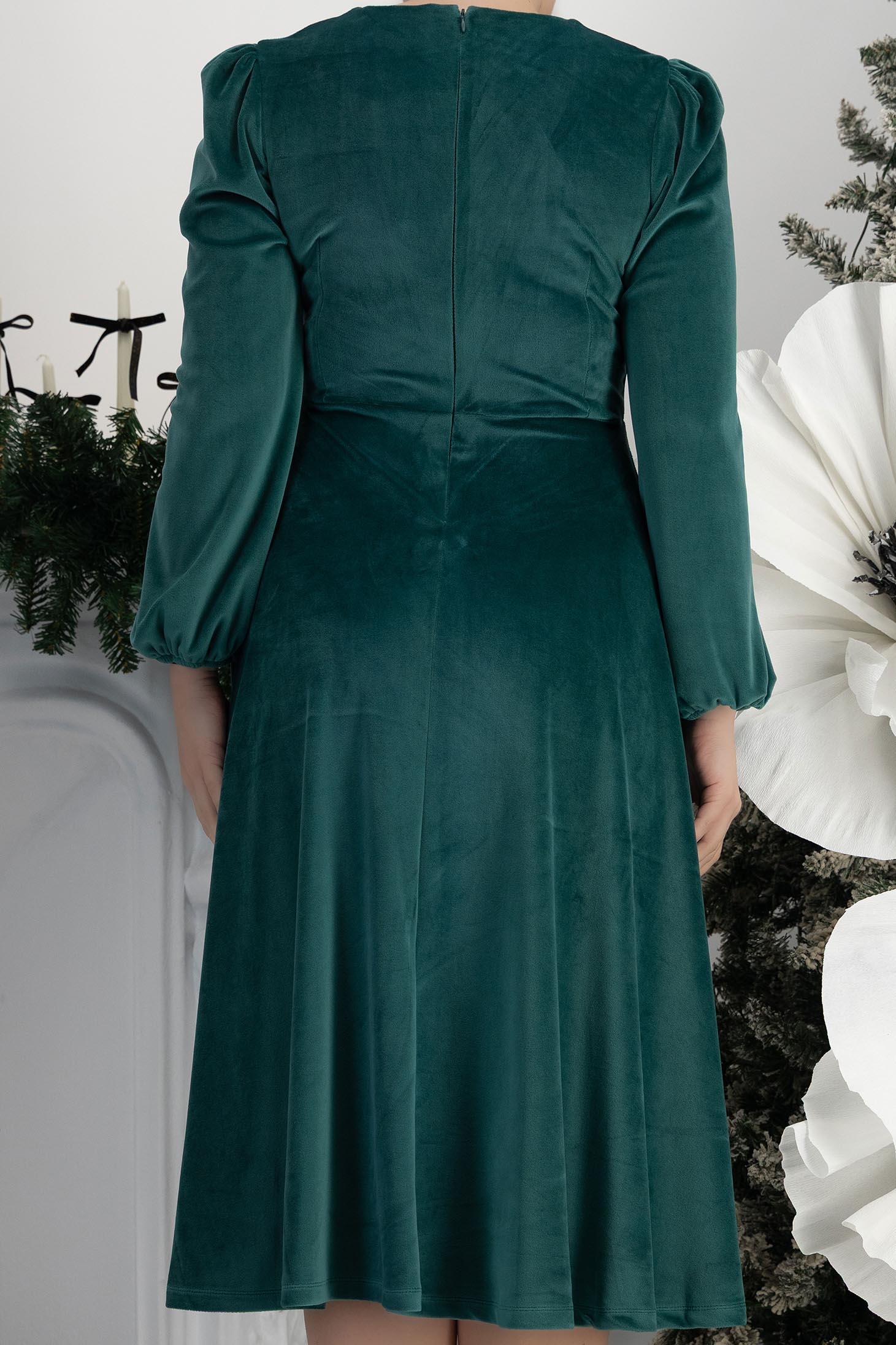 Tmavě zelená šaty samet přes koleno zvonový skleník 6 - StarShinerS.cz