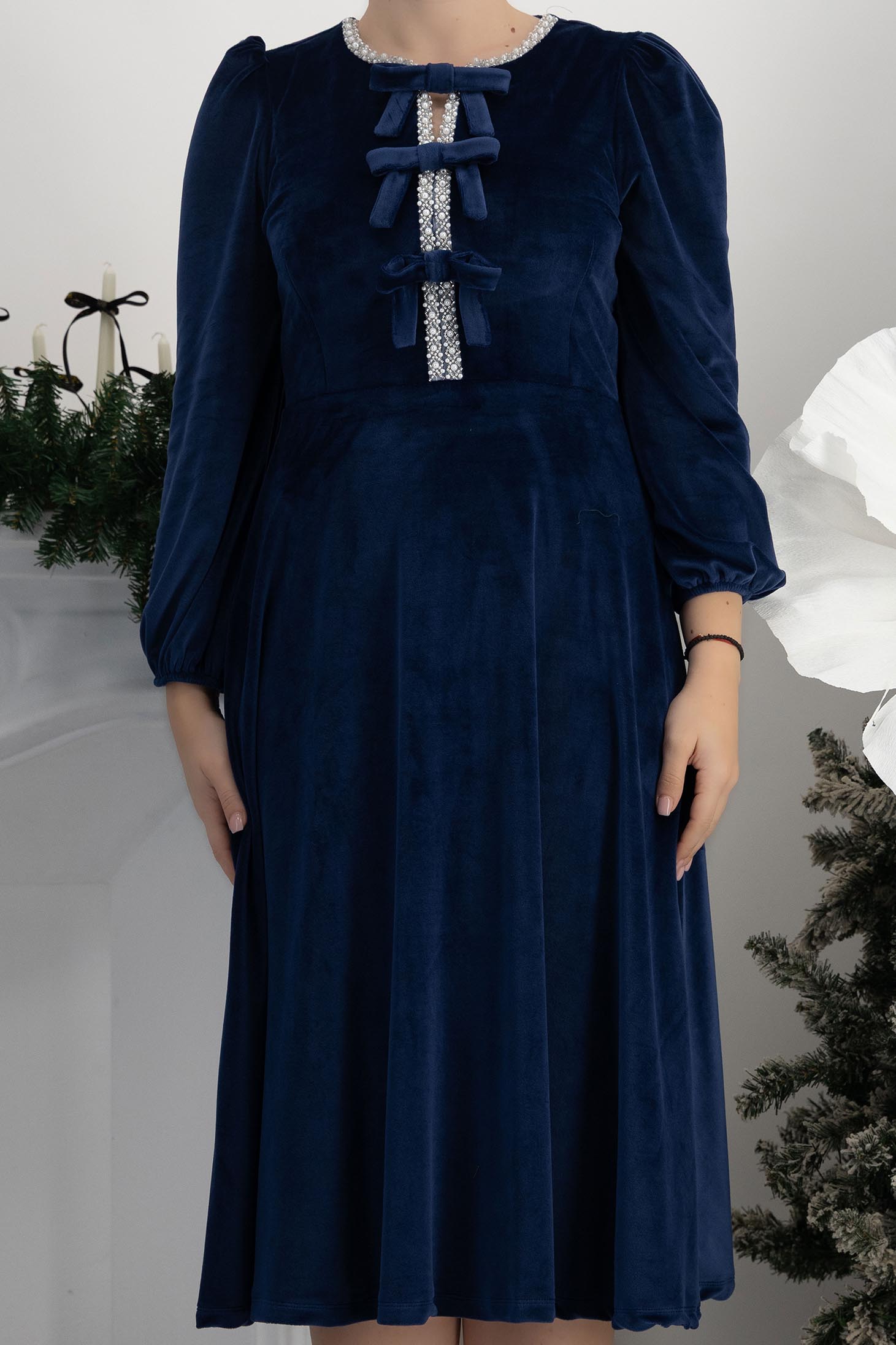 Rochie din catifea bleumarin midi in clos accesorizata cu fundite cu pietre strass 5 - StarShinerS.ro