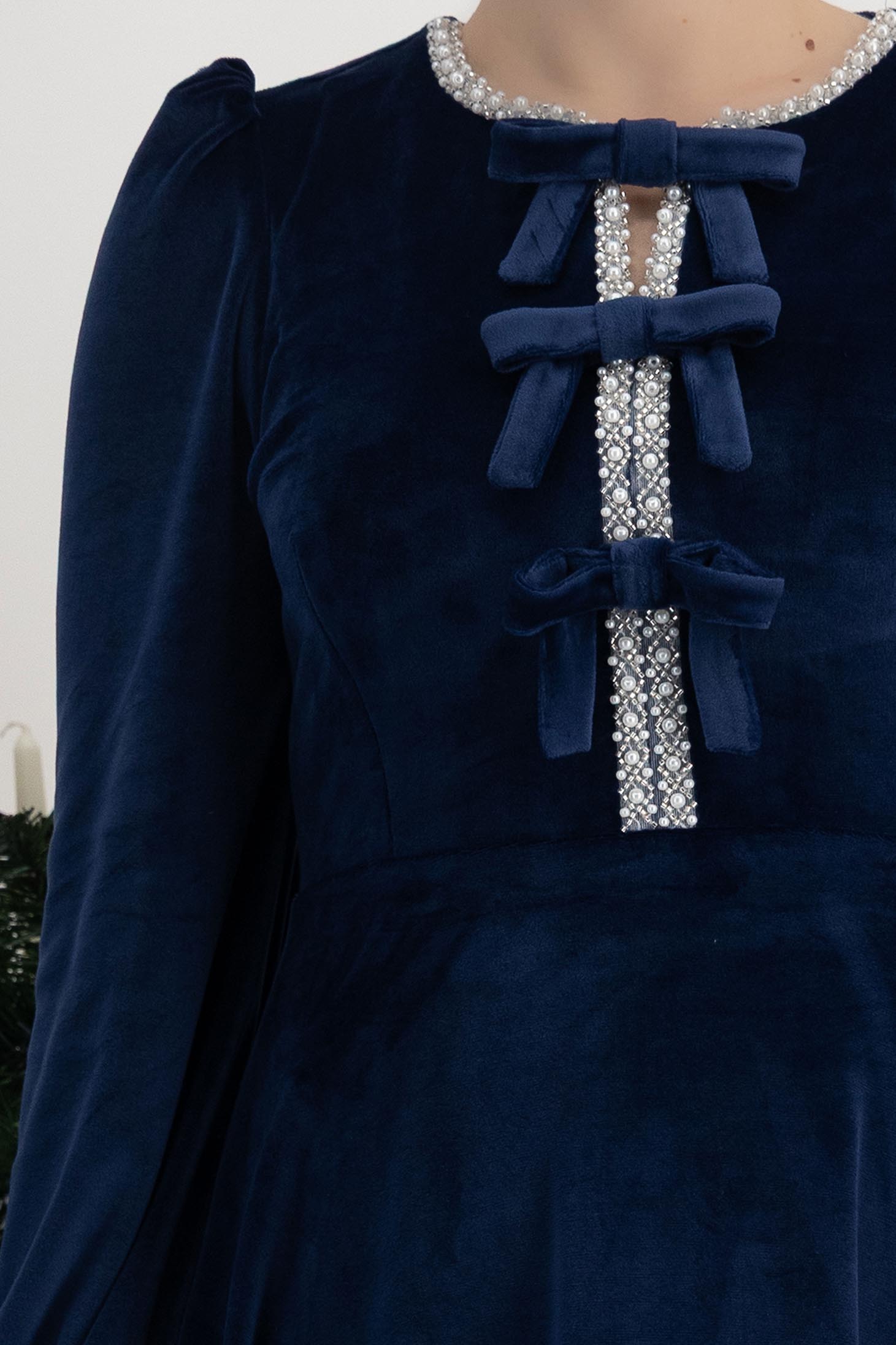 Rochie din catifea bleumarin midi in clos accesorizata cu fundite cu pietre strass 4 - StarShinerS.ro