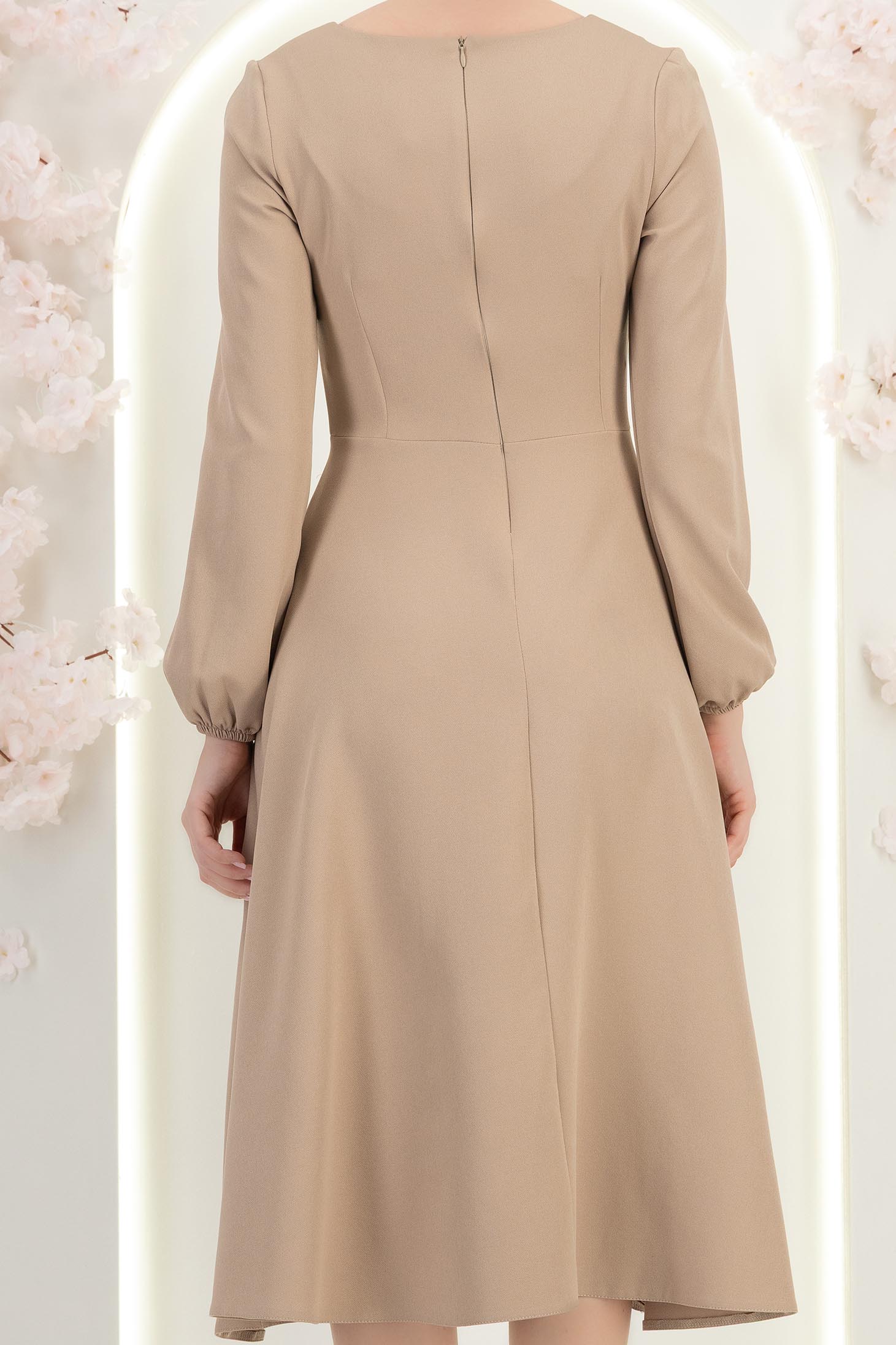 Bézs midi hosszúságú szövetruha harangszabással, virág alakú kitűzővel és zsebekkel 6 - StarShinerS.hu