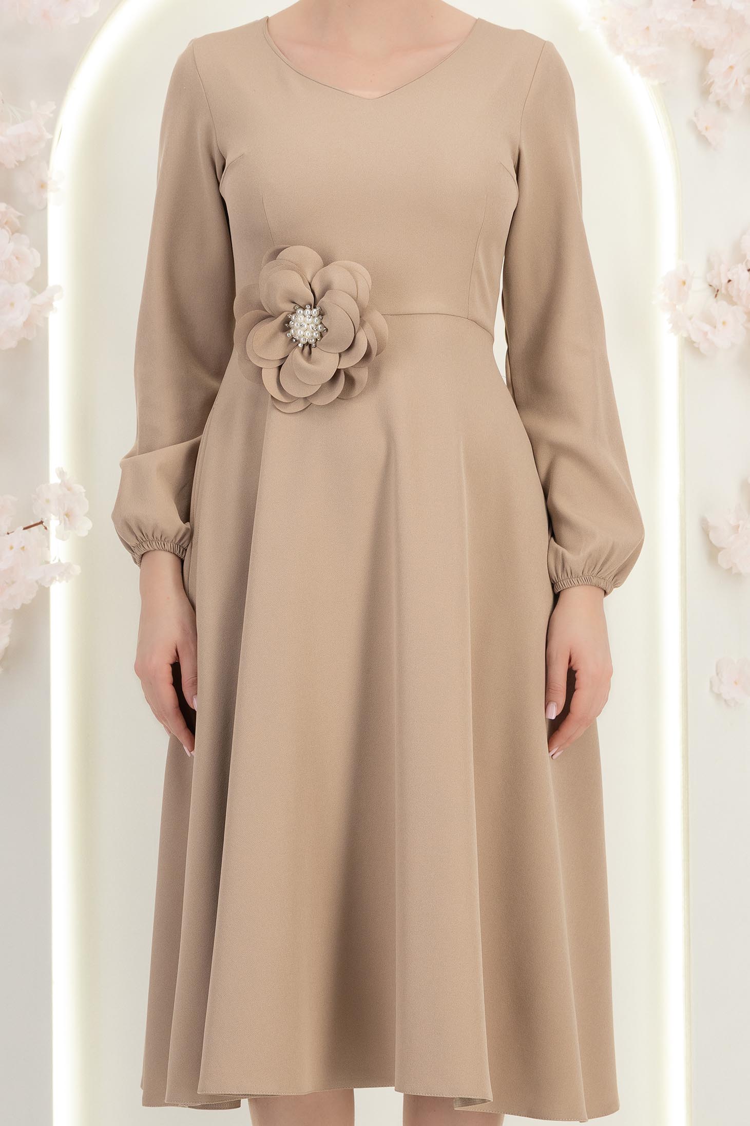Rochie din stofa elastica bej midi in clos cu brosa in forma de floare cu buzunare 6 - StarShinerS.ro