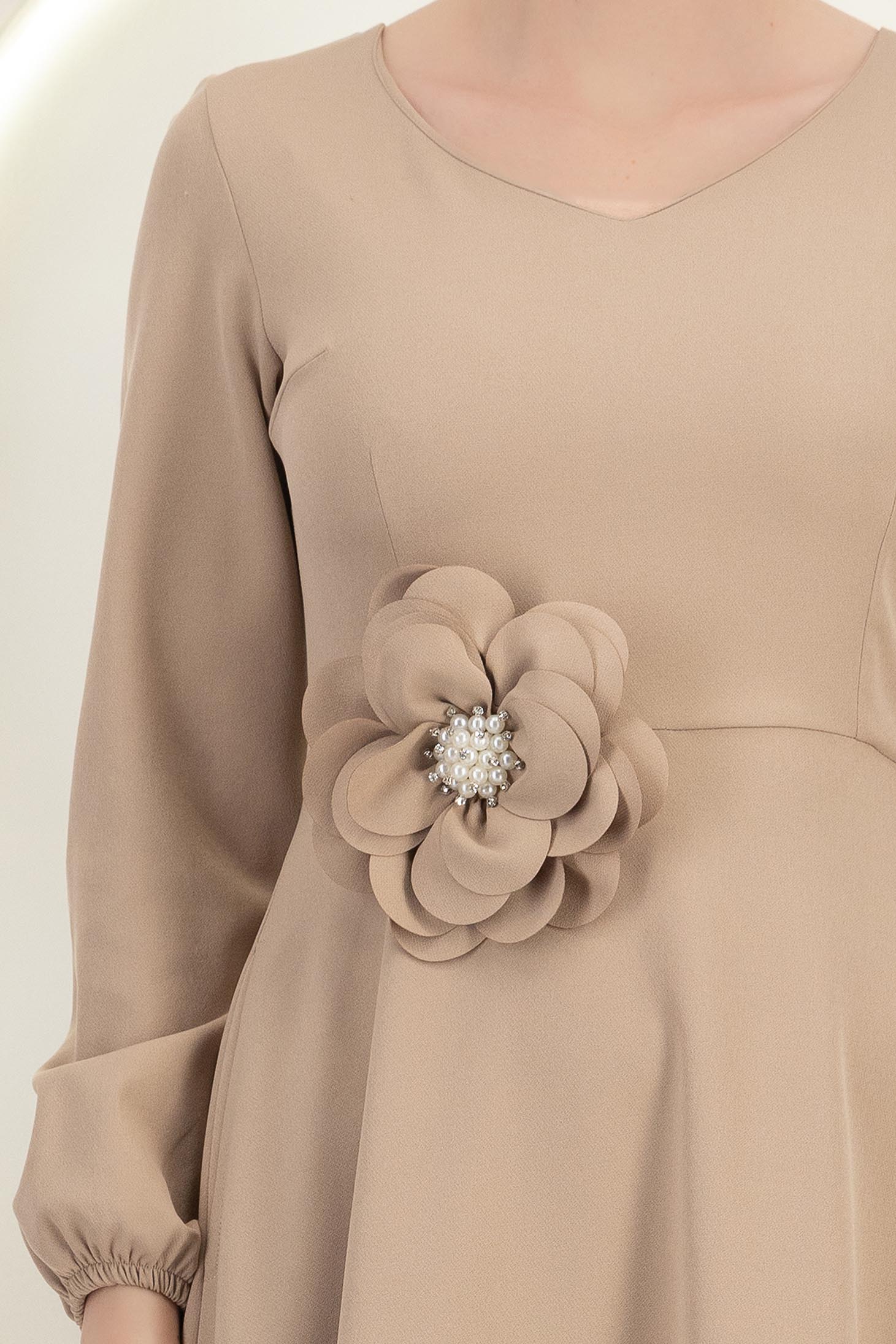 Bézs midi hosszúságú szövetruha harangszabással, virág alakú kitűzővel és zsebekkel 5 - StarShinerS.hu