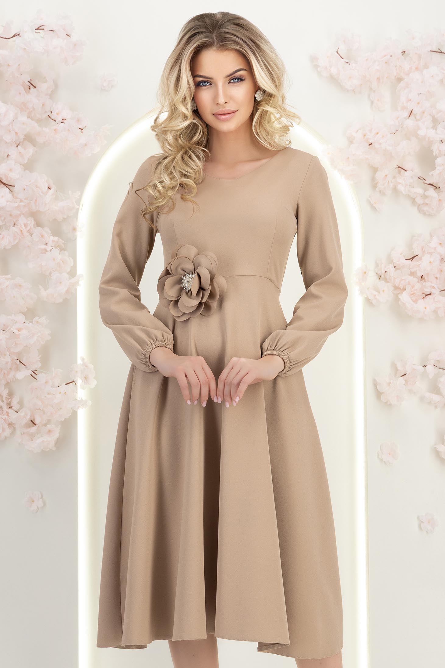 Bézs midi hosszúságú szövetruha harangszabással, virág alakú kitűzővel és zsebekkel 2 - StarShinerS.hu