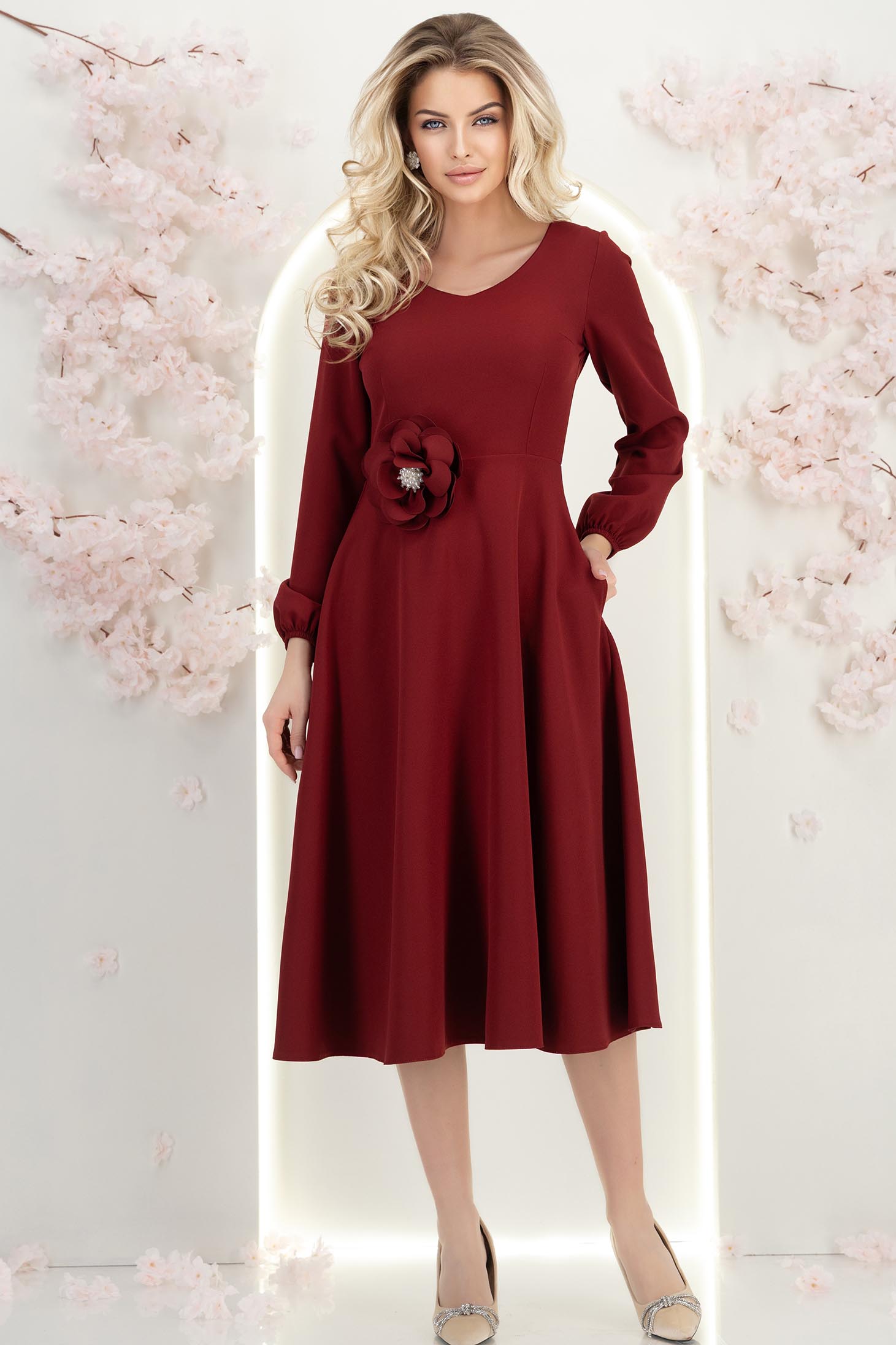 Rochie din stofa elastica visinie midi in clos cu brosa in forma de floare cu buzunare 3 - StarShinerS.ro