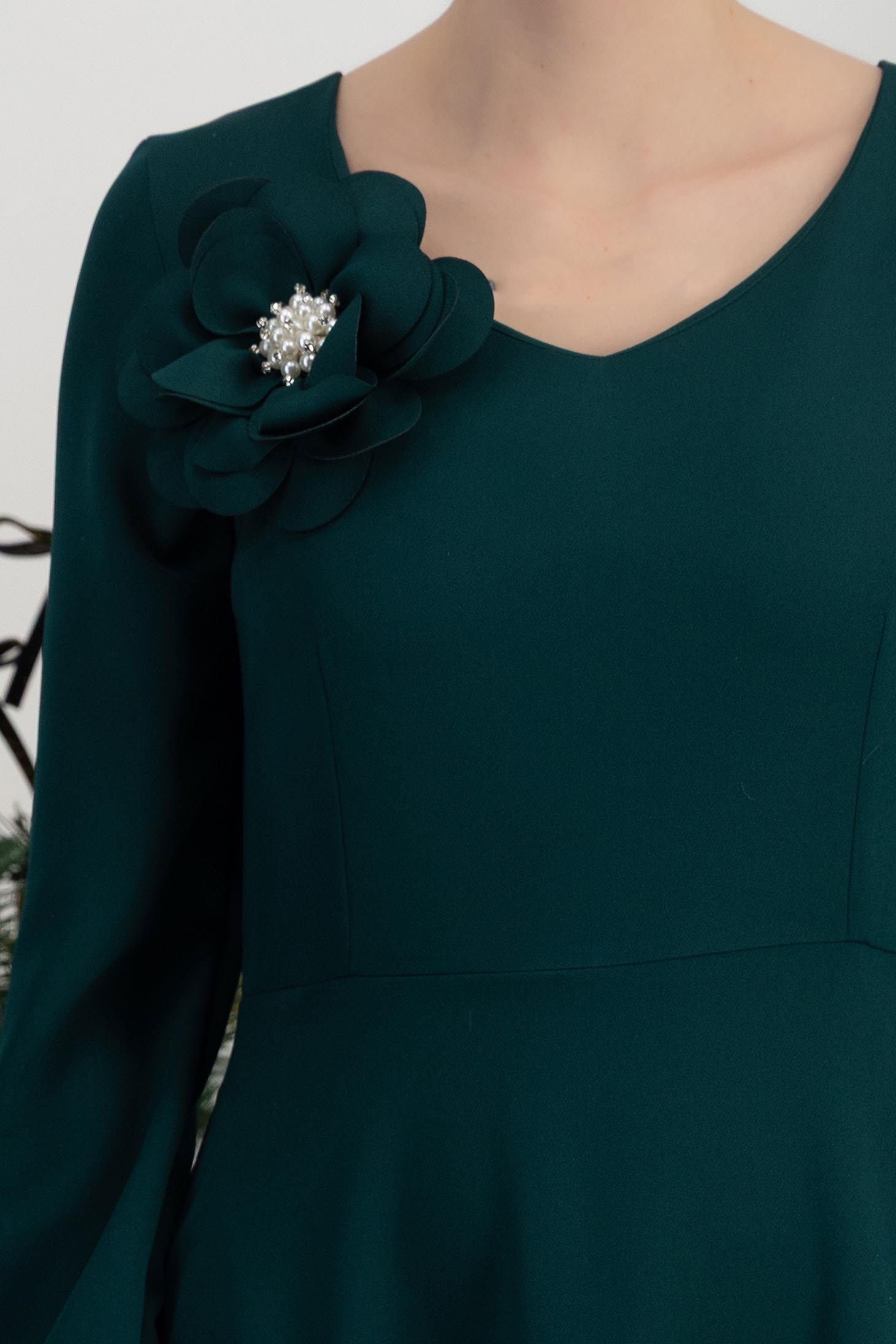 Rochie din stofa elastica verde-inchis midi in clos cu brosa florala si buzunare laterale 5 - StarShinerS.ro