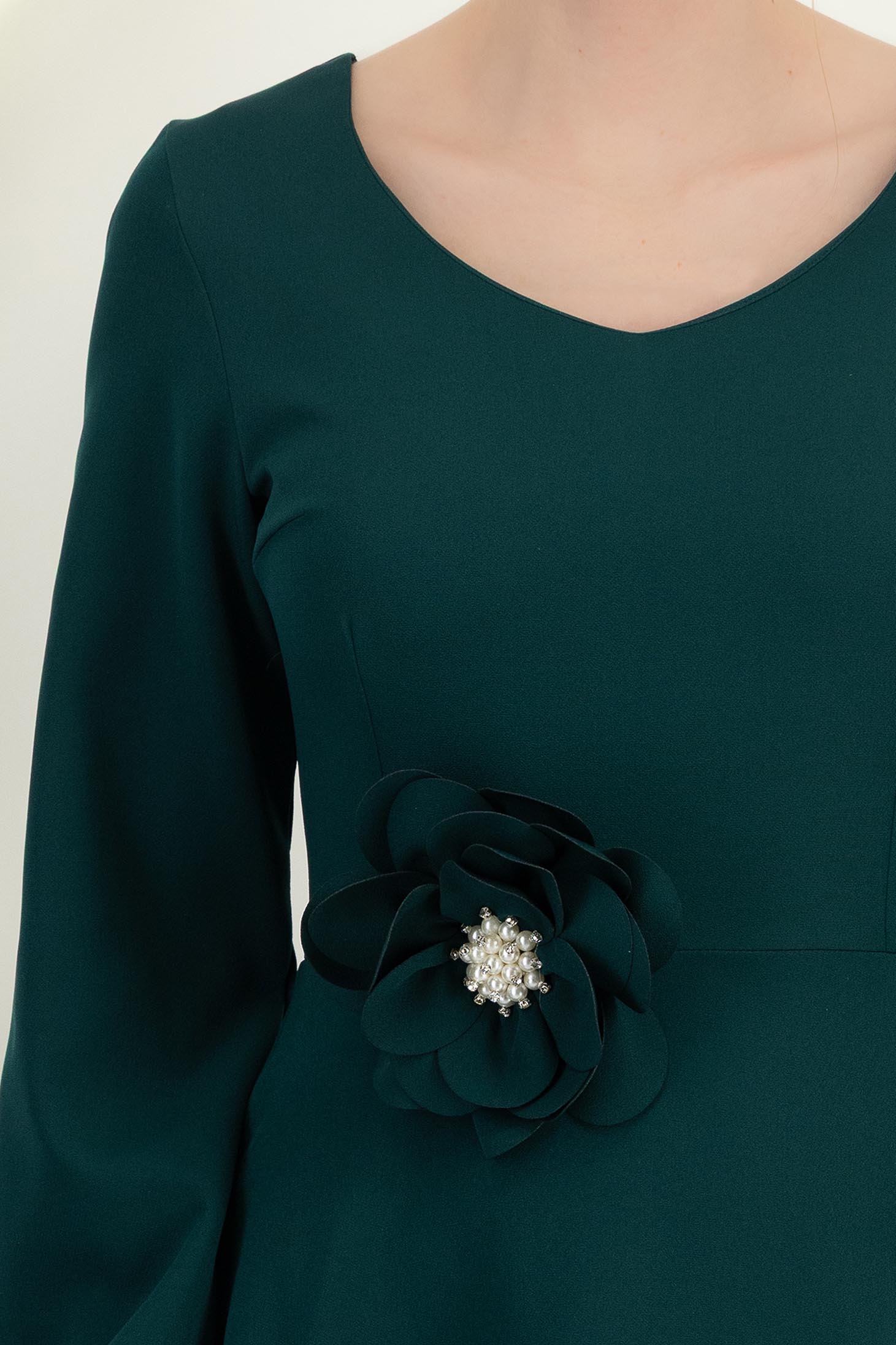 Sötétzöld midi hosszúságú szövetruha harangszabással, virág alakú kitűzővel és zsebekkel 5 - StarShinerS.hu