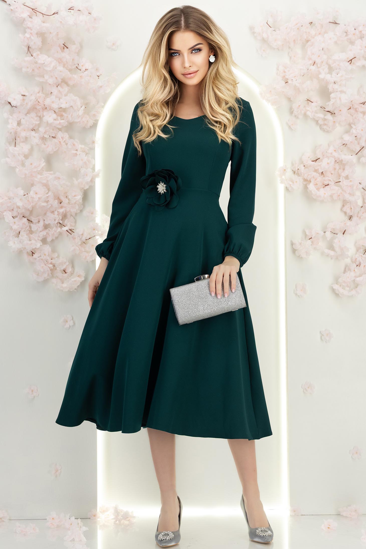 Sötétzöld midi hosszúságú szövetruha harangszabással, virág alakú kitűzővel és zsebekkel 4 - StarShinerS.hu