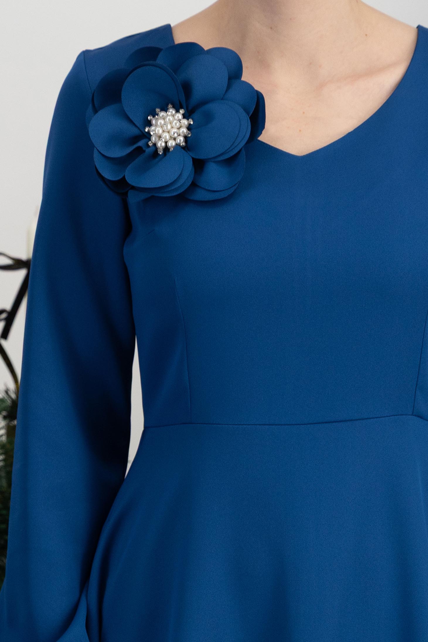 Kék rugalmas szövetből készült, midi hosszúságú, A-vonalú ruha virágos brossal és oldalzsebe 4 - StarShinerS.hu