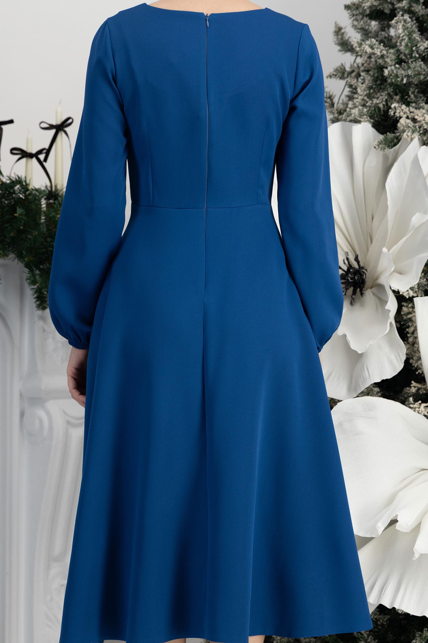 Kék rugalmas szövetből készült, midi hosszúságú, A-vonalú ruha virágos brossal és oldalzsebe 6 - StarShinerS.hu