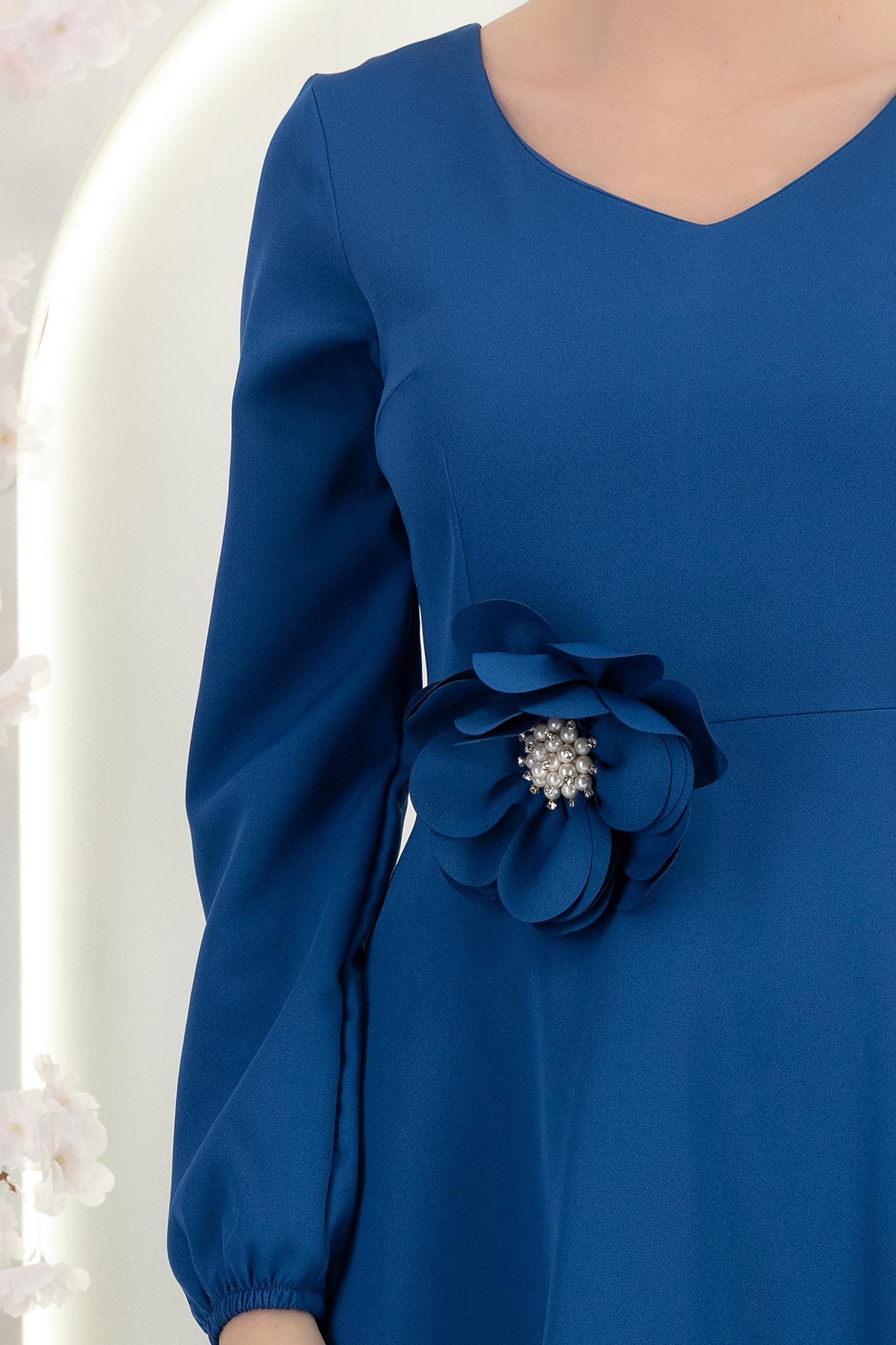 Kék midi hosszúságú szövetruha harangszabással, virág alakú kitűzővel és zsebekkel 4 - StarShinerS.hu