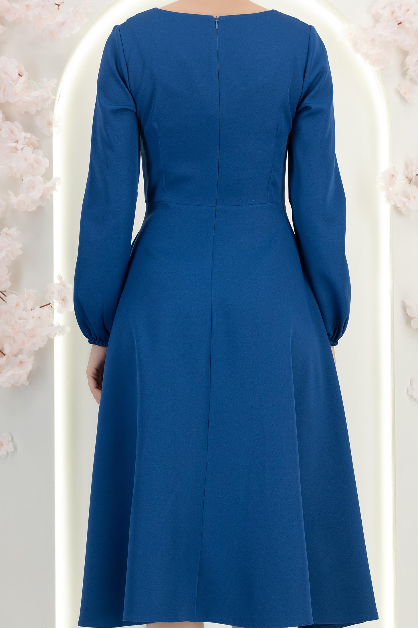 Kék midi hosszúságú szövetruha harangszabással, virág alakú kitűzővel és zsebekkel 6 - StarShinerS.hu