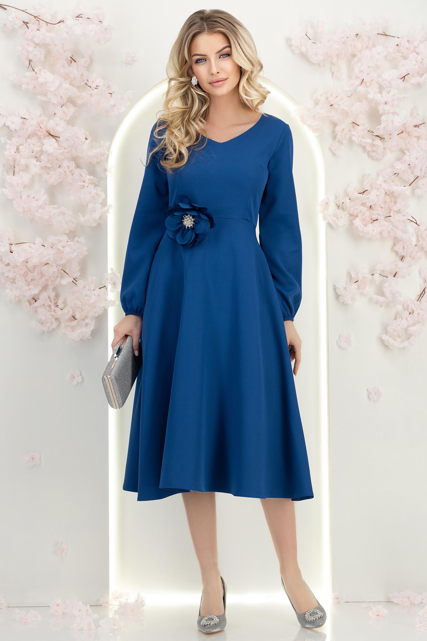 Kék midi hosszúságú szövetruha harangszabással, virág alakú kitűzővel és zsebekkel 3 - StarShinerS.hu