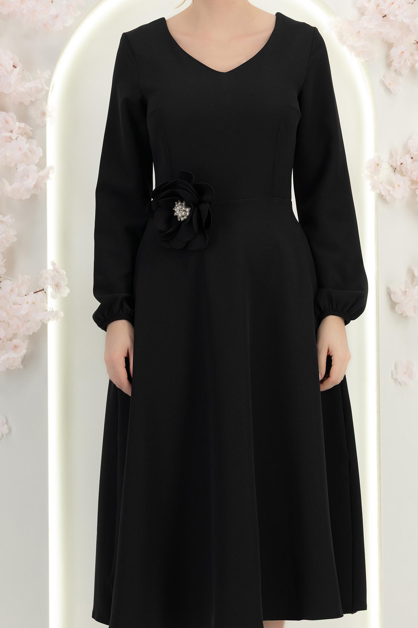 Rochie din stofa elastica neagra midi in clos cu brosa in forma de floare cu buzunare 5 - StarShinerS.ro
