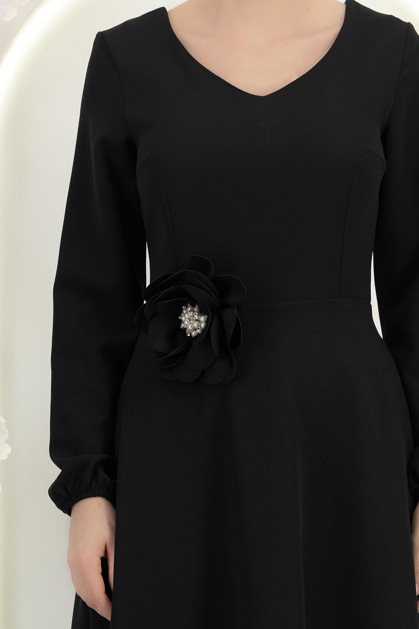 Fekete midi hosszúságú szövetruha harangszabással, virág alakú kitűzővel és zsebekkel 5 - StarShinerS.hu