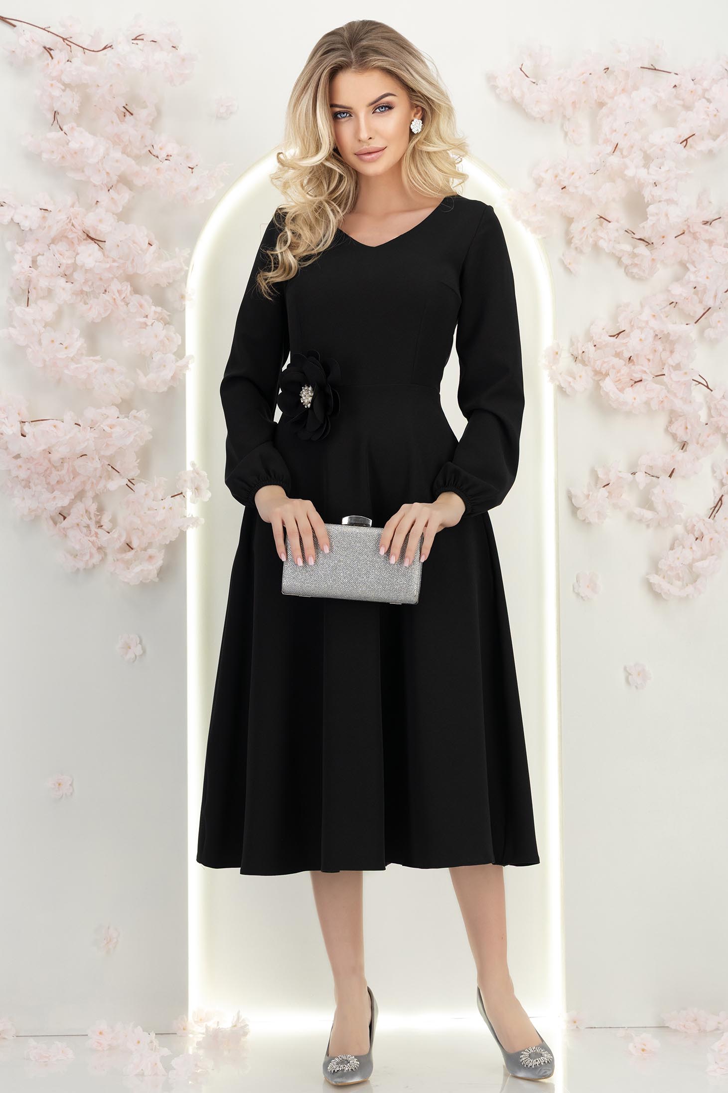 Fekete midi hosszúságú szövetruha harangszabással, virág alakú kitűzővel és zsebekkel 4 - StarShinerS.hu