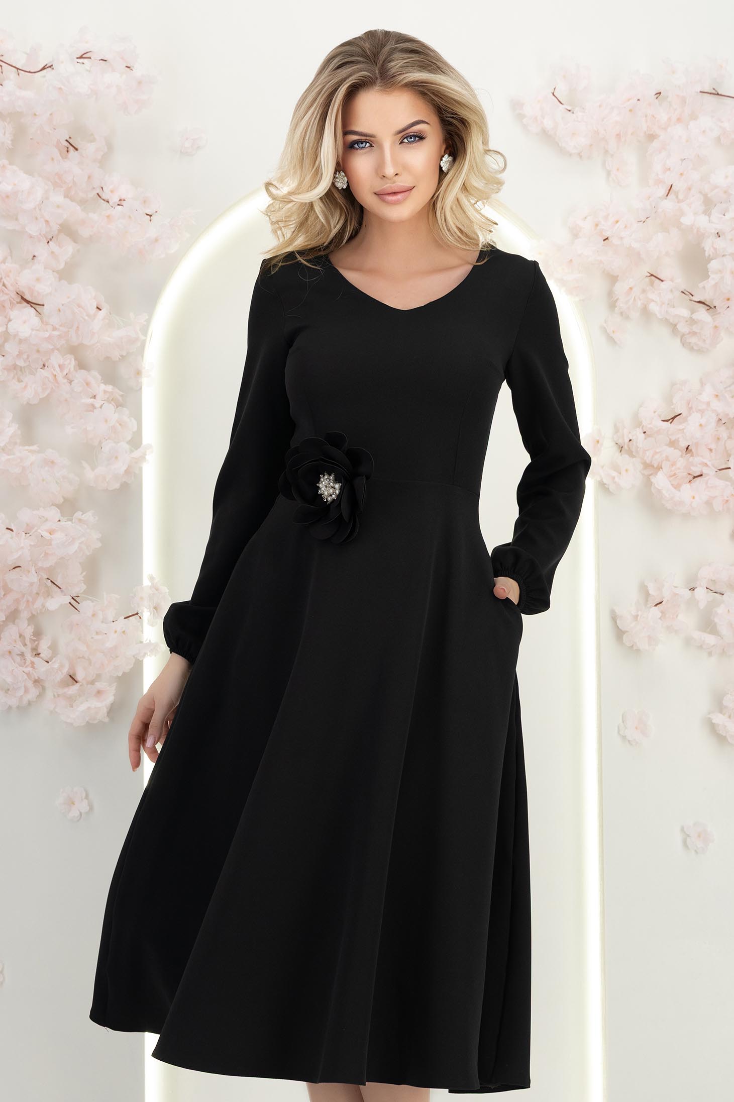 Fekete midi hosszúságú szövetruha harangszabással, virág alakú kitűzővel és zsebekkel 3 - StarShinerS.hu