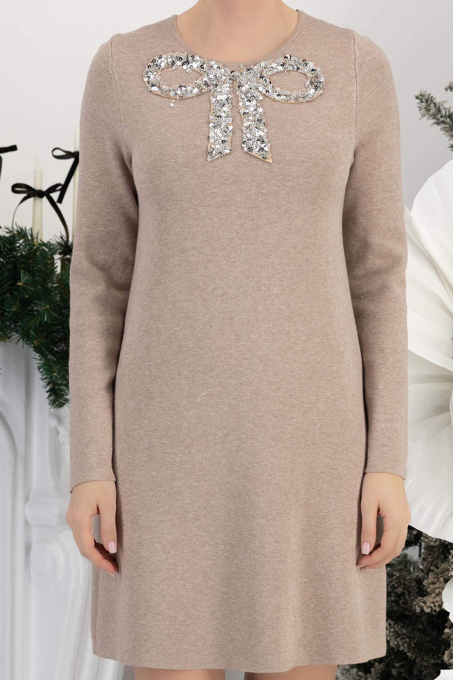 Bézs finom kötött anyagból készült rövid ruha egyenes szabással és elöl csillogó applikációkból készült masnival 5 - StarShinerS.hu