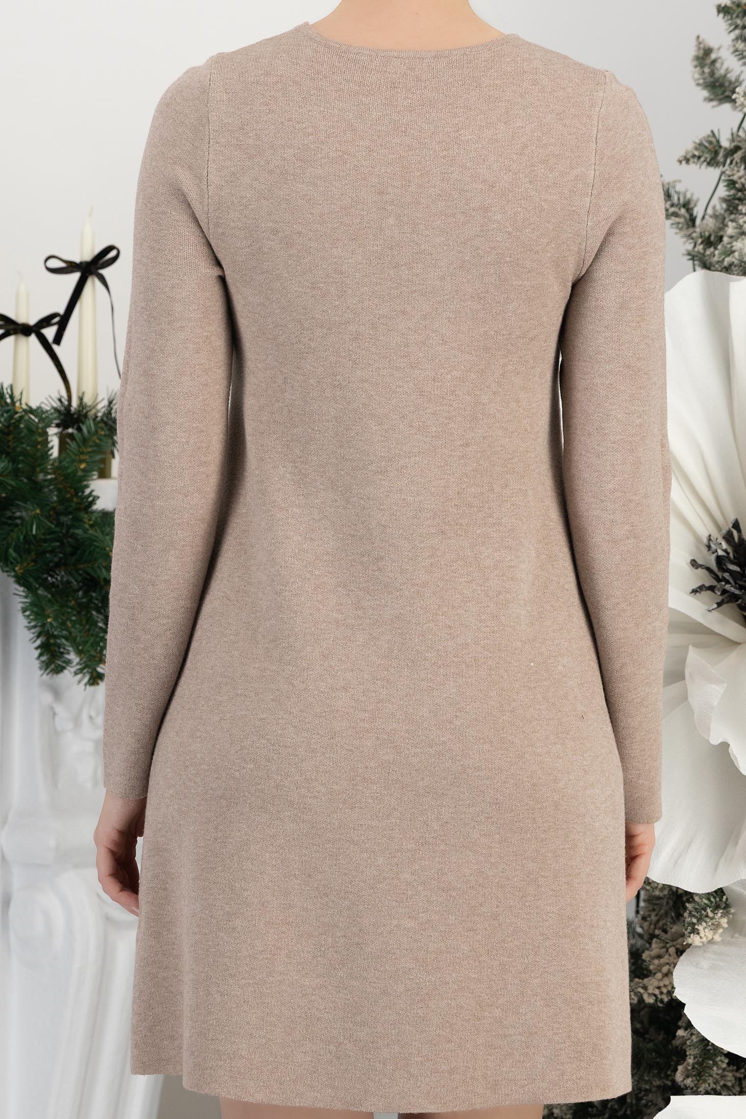 Bézs finom kötött anyagból készült rövid ruha egyenes szabással és elöl csillogó applikációkból készült masnival 6 - StarShinerS.hu