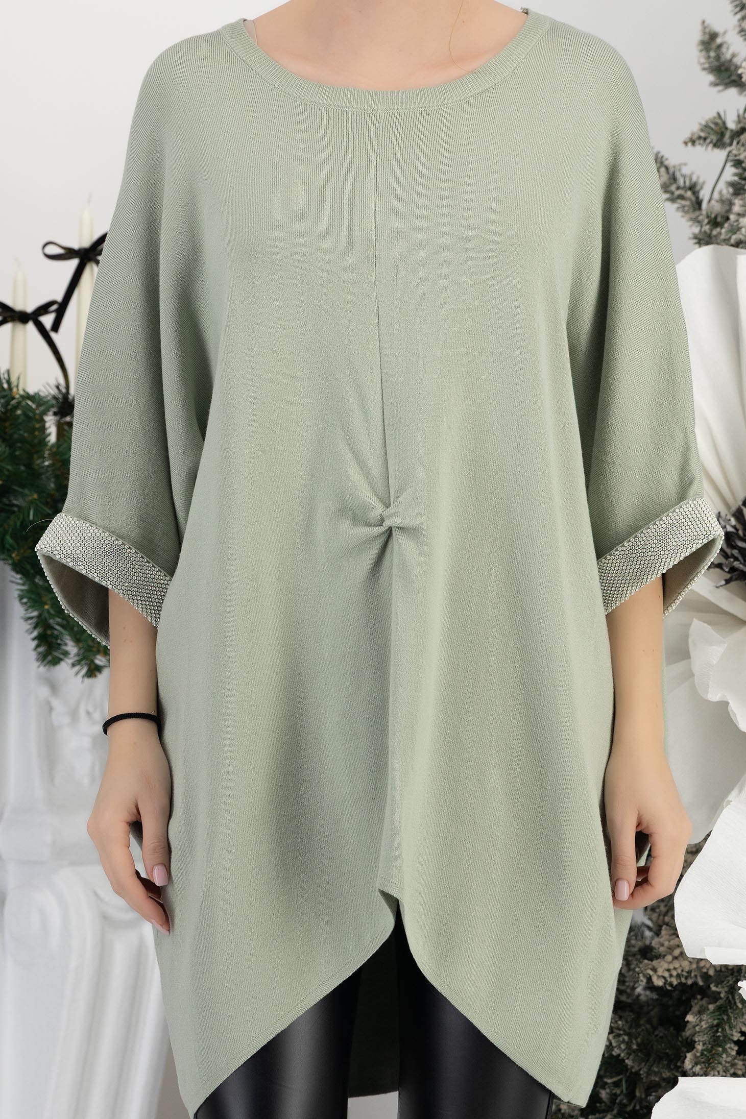 Világos zöld finom kötött anyagból készült, bő szabású blúz háromnegyedes ujjakkal és csillogó applikációkkal 5 - StarShinerS.hu