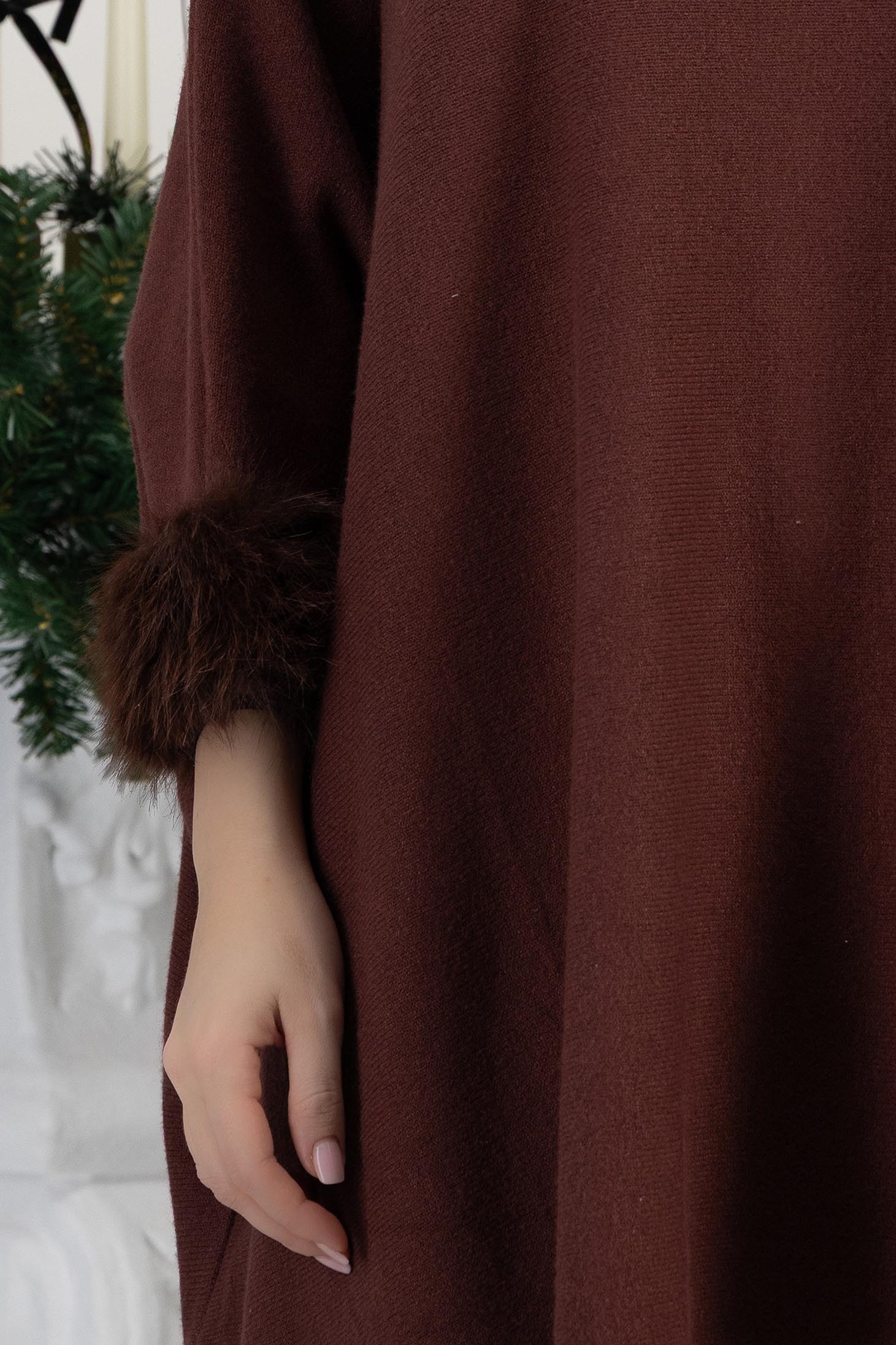 Barna finom kötött anyagból készült, bő szabású blúz háromnegyedes ujjakkal és műszőrme betétekkel 4 - StarShinerS.hu