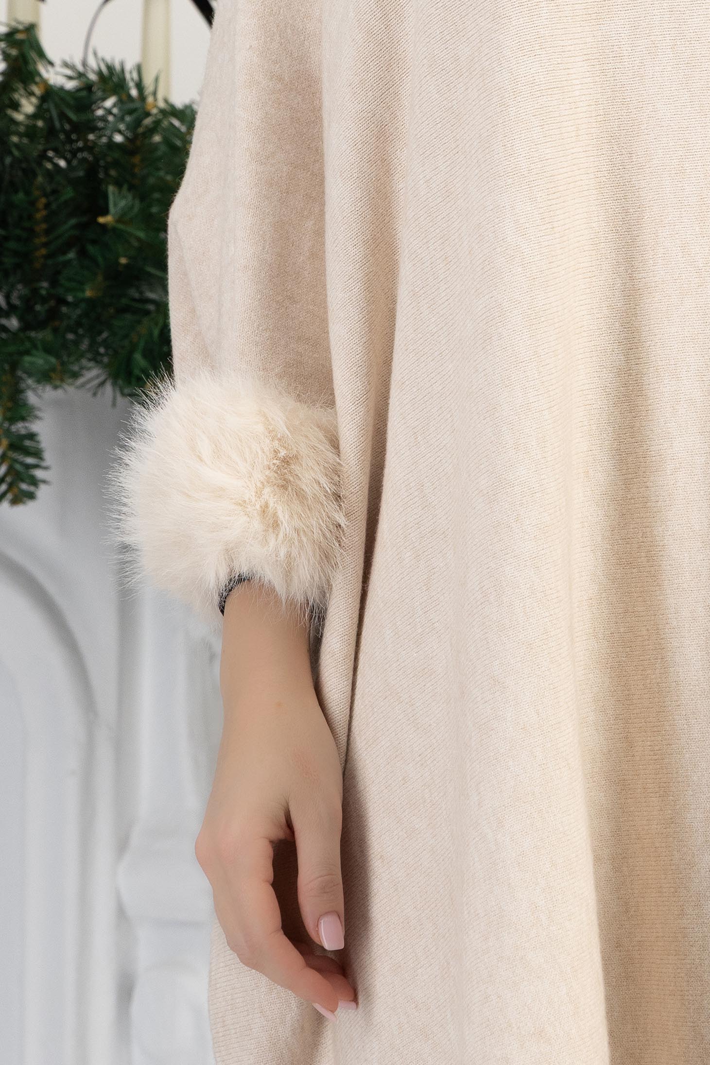 Bluza din tricot fin crem cu maneci trei-sferturi si croi larg cu insertii de blana ecologica 4 - StarShinerS.ro