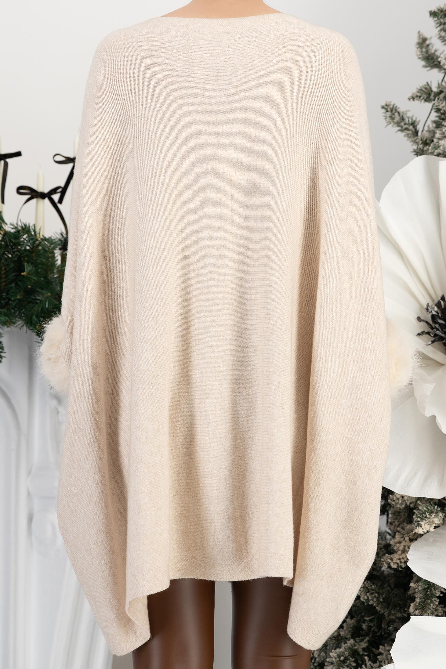 Bluza din tricot fin crem cu maneci trei-sferturi si croi larg cu insertii de blana ecologica 6 - StarShinerS.ro