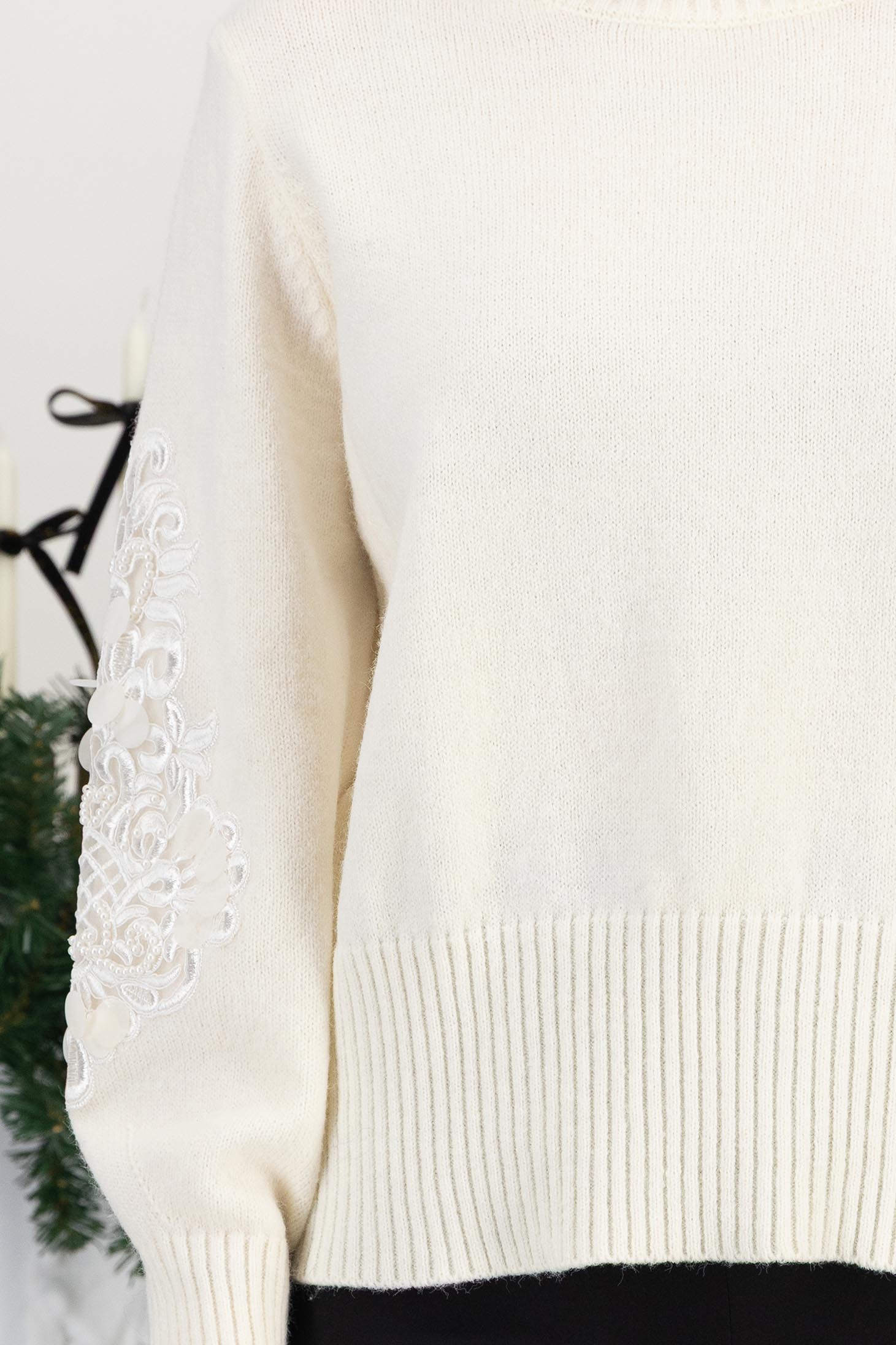 Krémszínű kötött, testhezálló pulóver magas nyakkal és különleges ujjdíszítéssel 4 - StarShinerS.hu