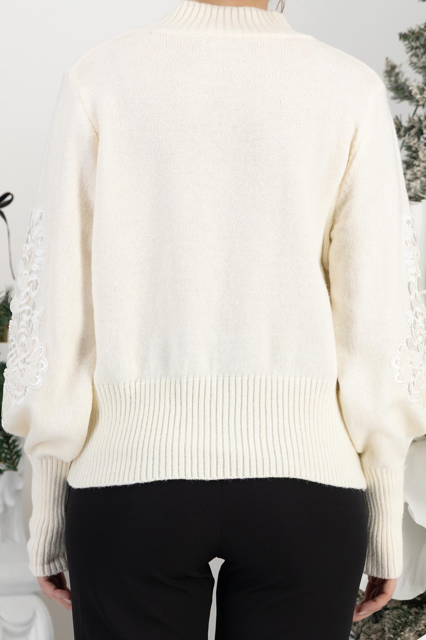Krémszínű kötött, testhezálló pulóver magas nyakkal és különleges ujjdíszítéssel 6 - StarShinerS.hu