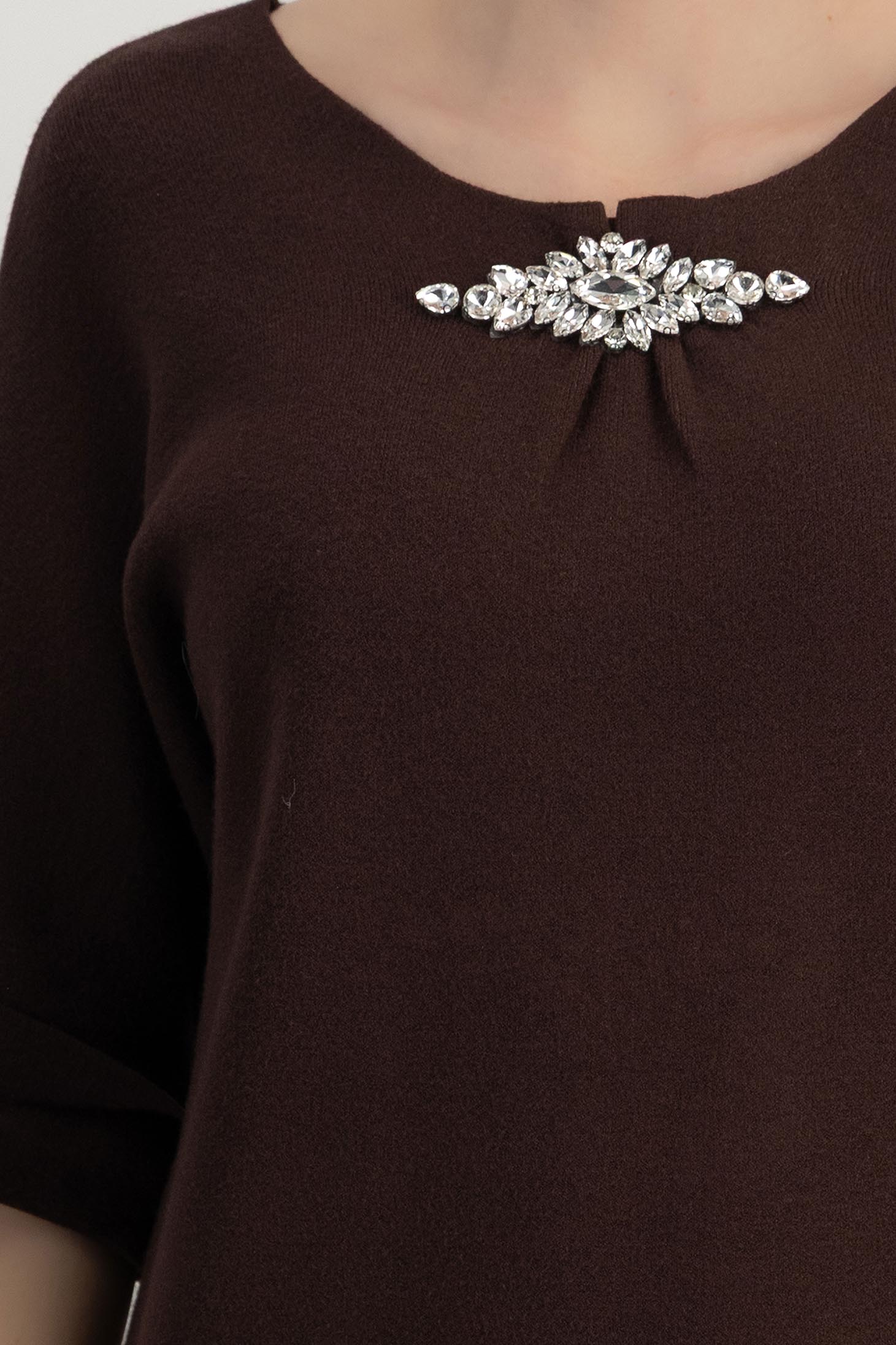 Rochie din tricot fin maro pana la genunchi cu croi larg si accesoriu cu pietre strass 4 - StarShinerS.ro