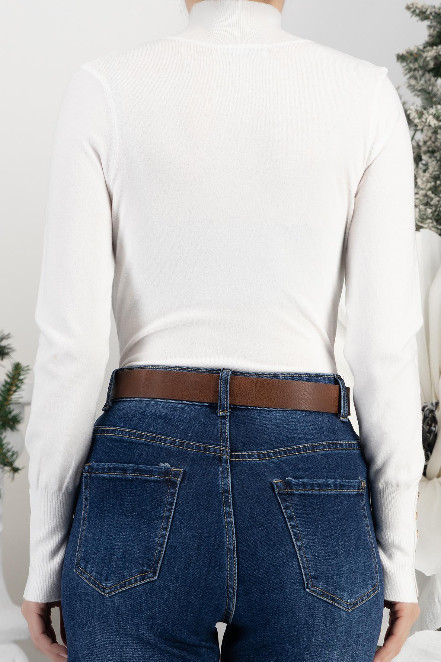 Maleta din tricot fin alb mulata cu guler inalt si nasturi decorativi 6 - StarShinerS.ro