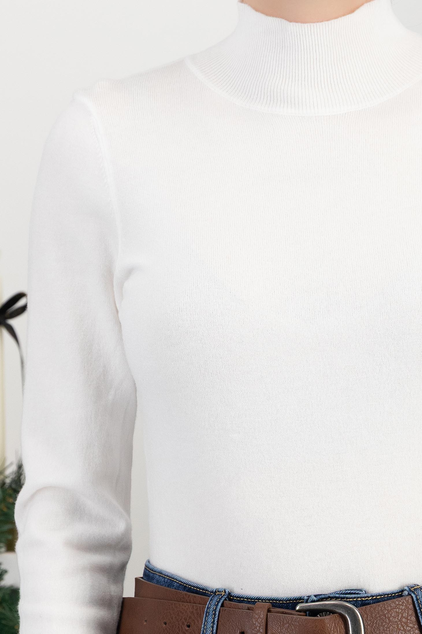 Maleta din tricot fin alb mulata cu guler inalt si nasturi decorativi 4 - StarShinerS.ro