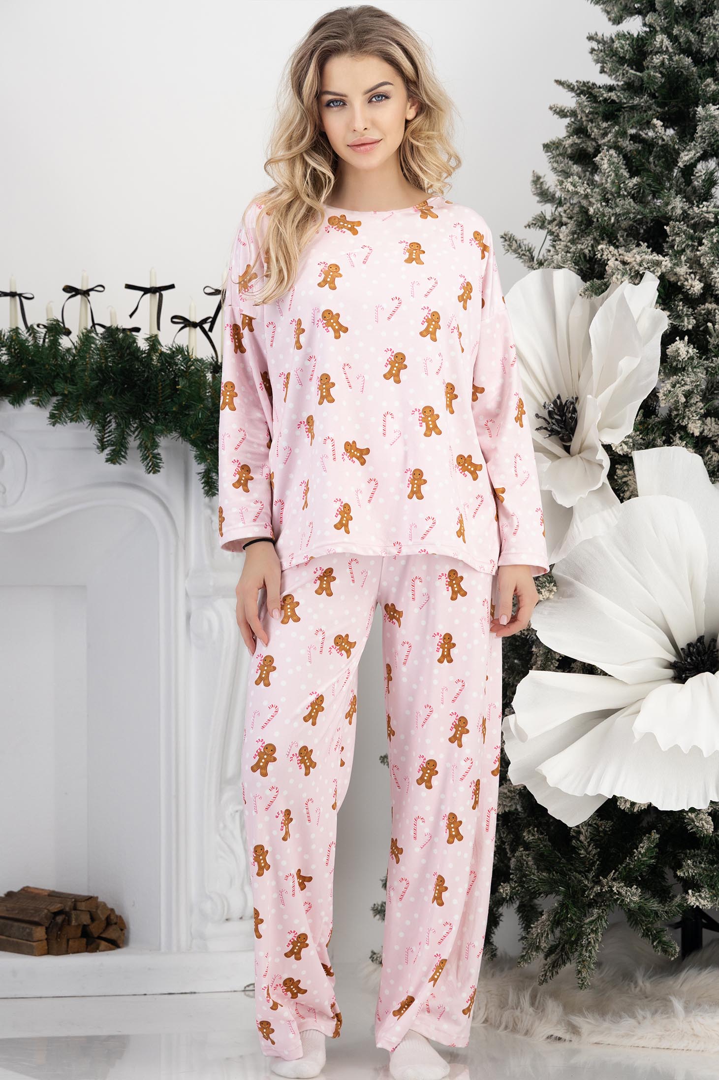 Pijama pufoasa din viscoza roz imprimata festiv cu un croi larg si elastic in talie 3 - StarShinerS.ro