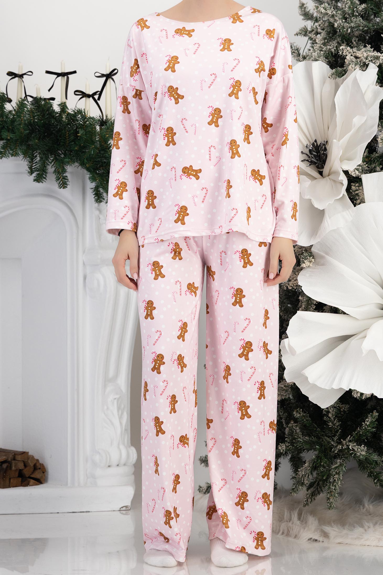 Pijama pufoasa din viscoza roz imprimata festiv cu un croi larg si elastic in talie 5 - StarShinerS.ro