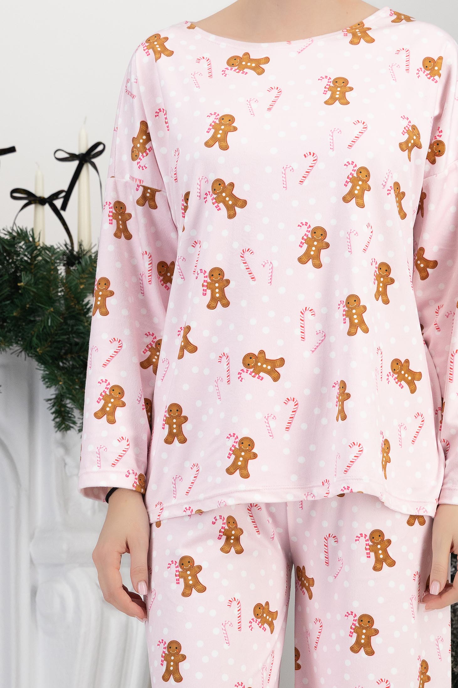 Pijama pufoasa din viscoza roz imprimata festiv cu un croi larg si elastic in talie 4 - StarShinerS.ro